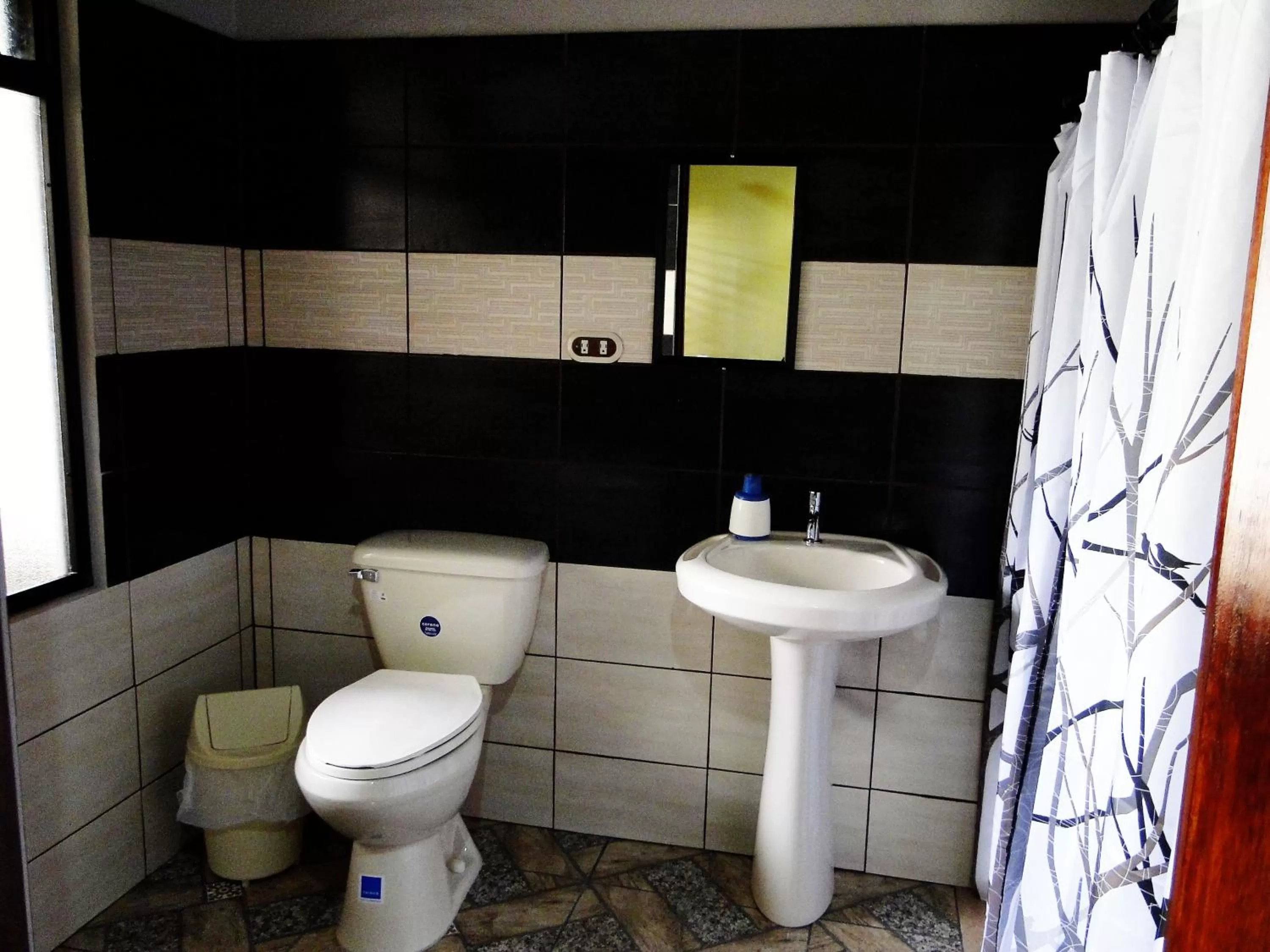 Shower, Bathroom in Hotel Villa Hermosa