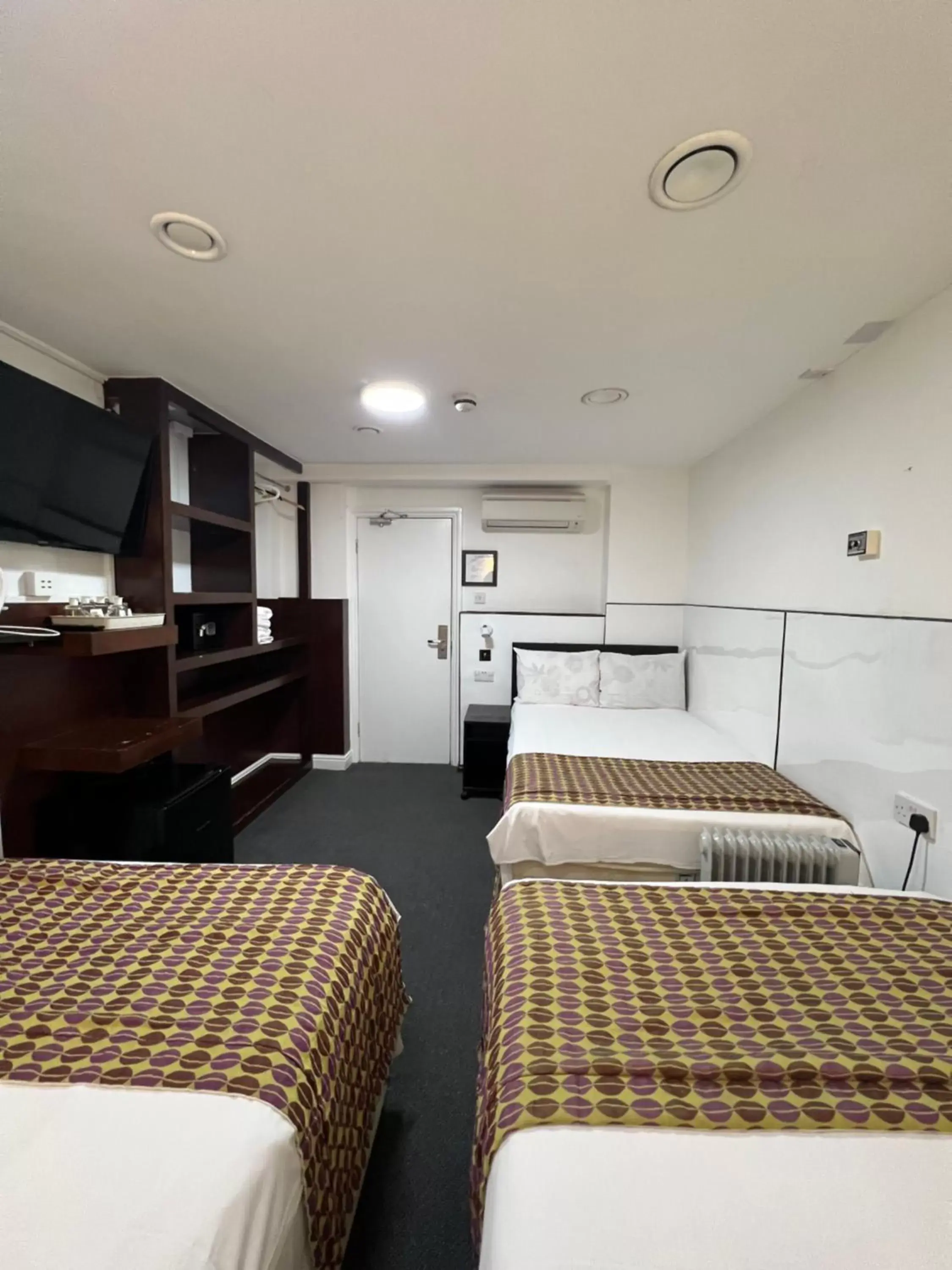 Property building, Bed in Plaza London Hotel