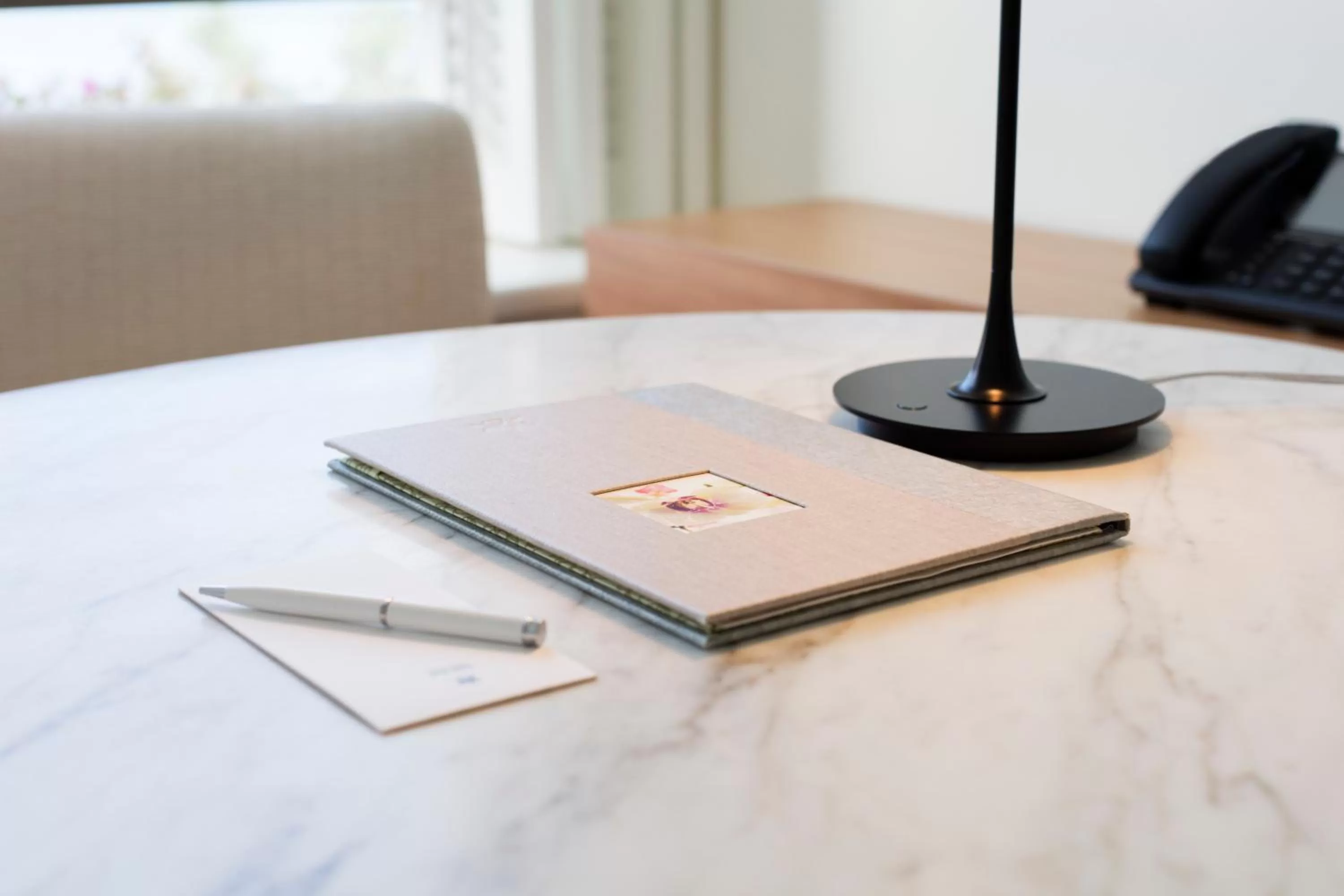 Dining area, Bed in Halekulani - NO RESORT FEE