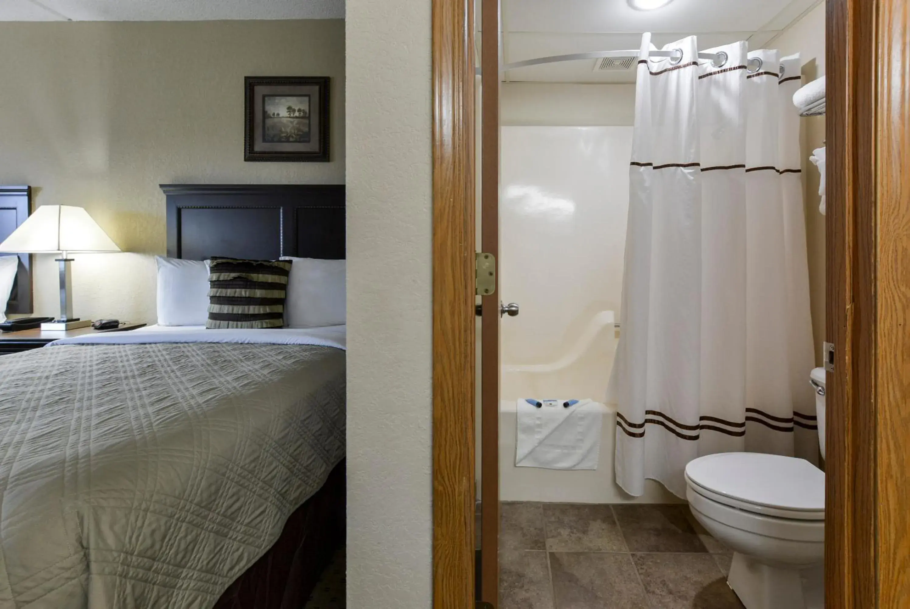 Bed, Bathroom in Grand View Inn & Suites