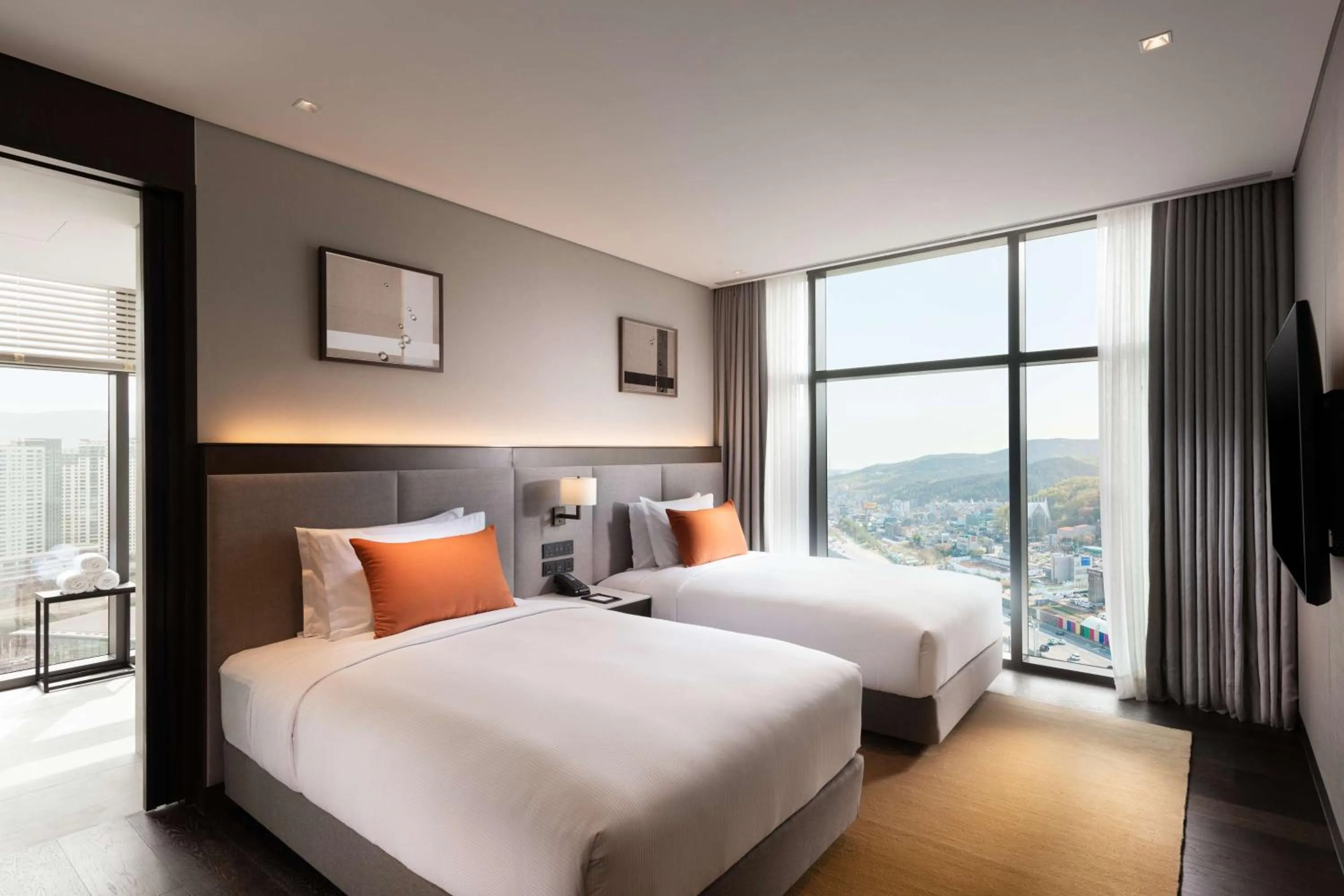 Bed in DoubleTree By Hilton Seoul Pangyo Residences