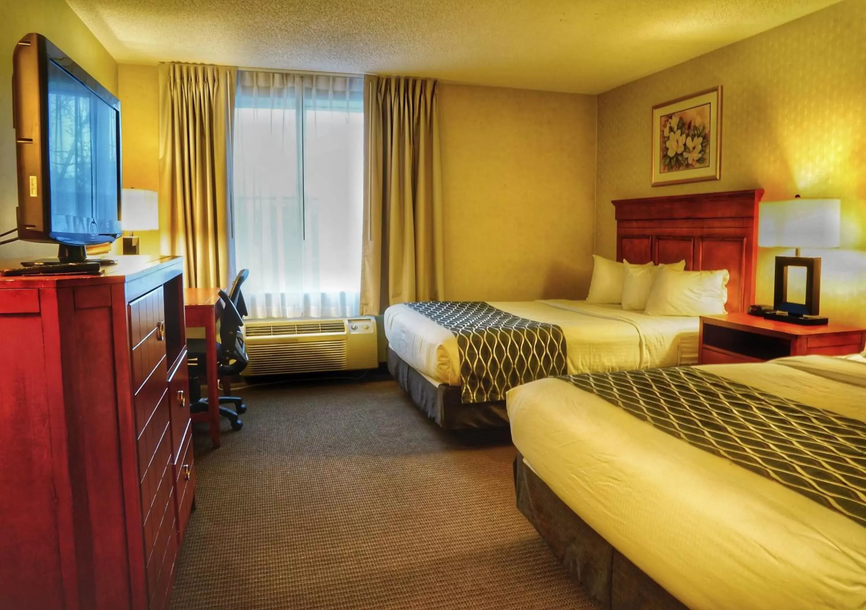Photo of the whole room, Bed in Baymont by Wyndham Grand Rapids N/Walker
