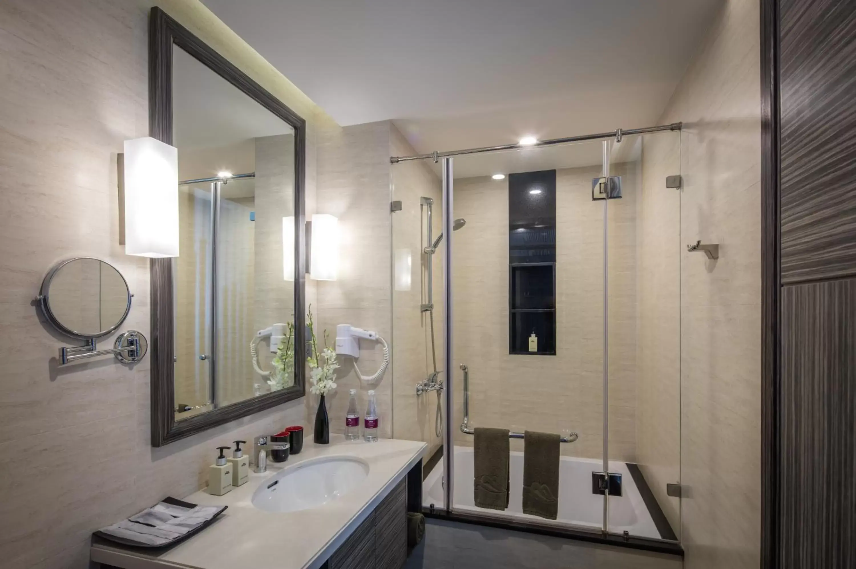 Bathroom in Paradise Suites Hotel