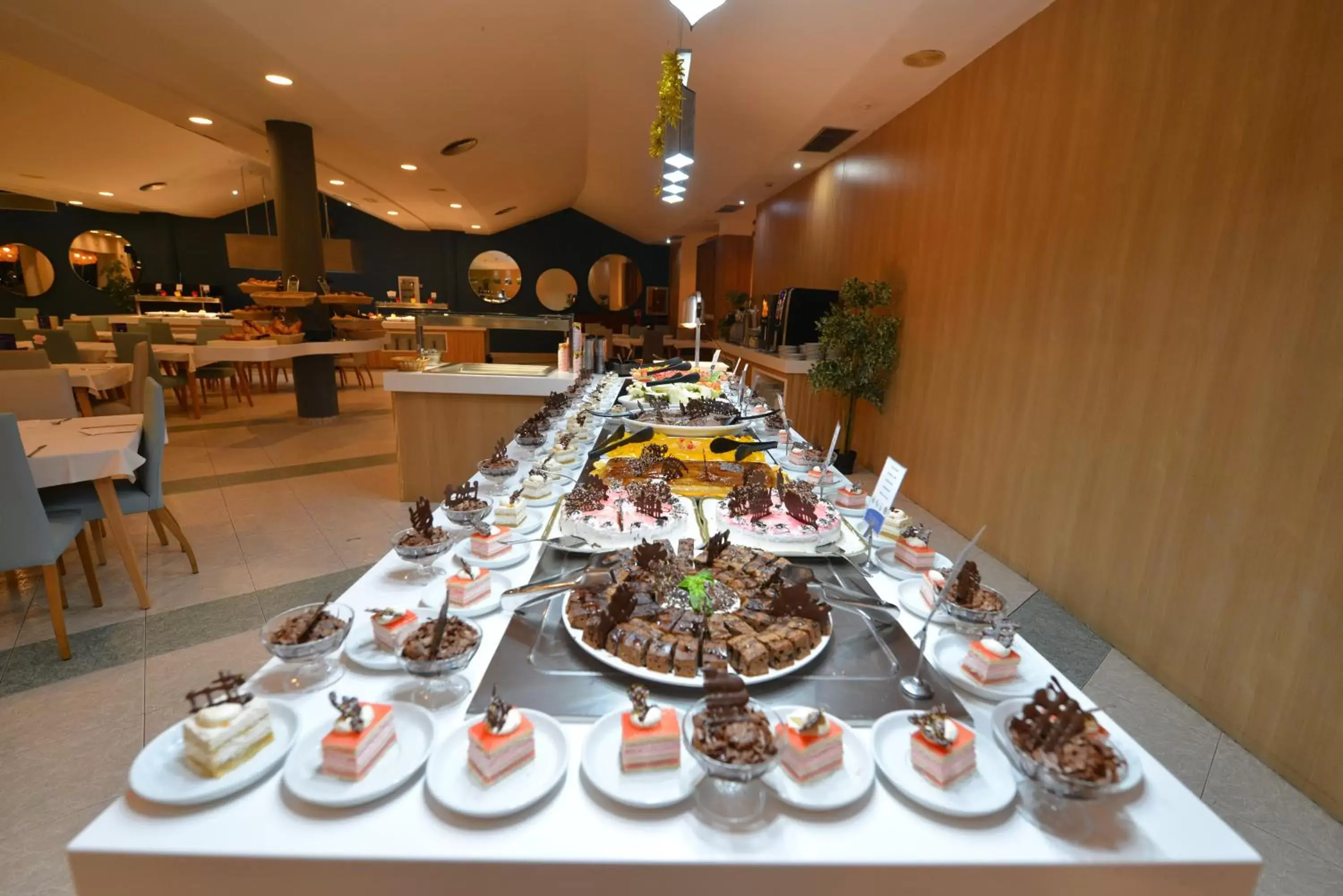 Restaurant/Places to Eat in Relaxia Lanzasur Club - Aqualava Water Park