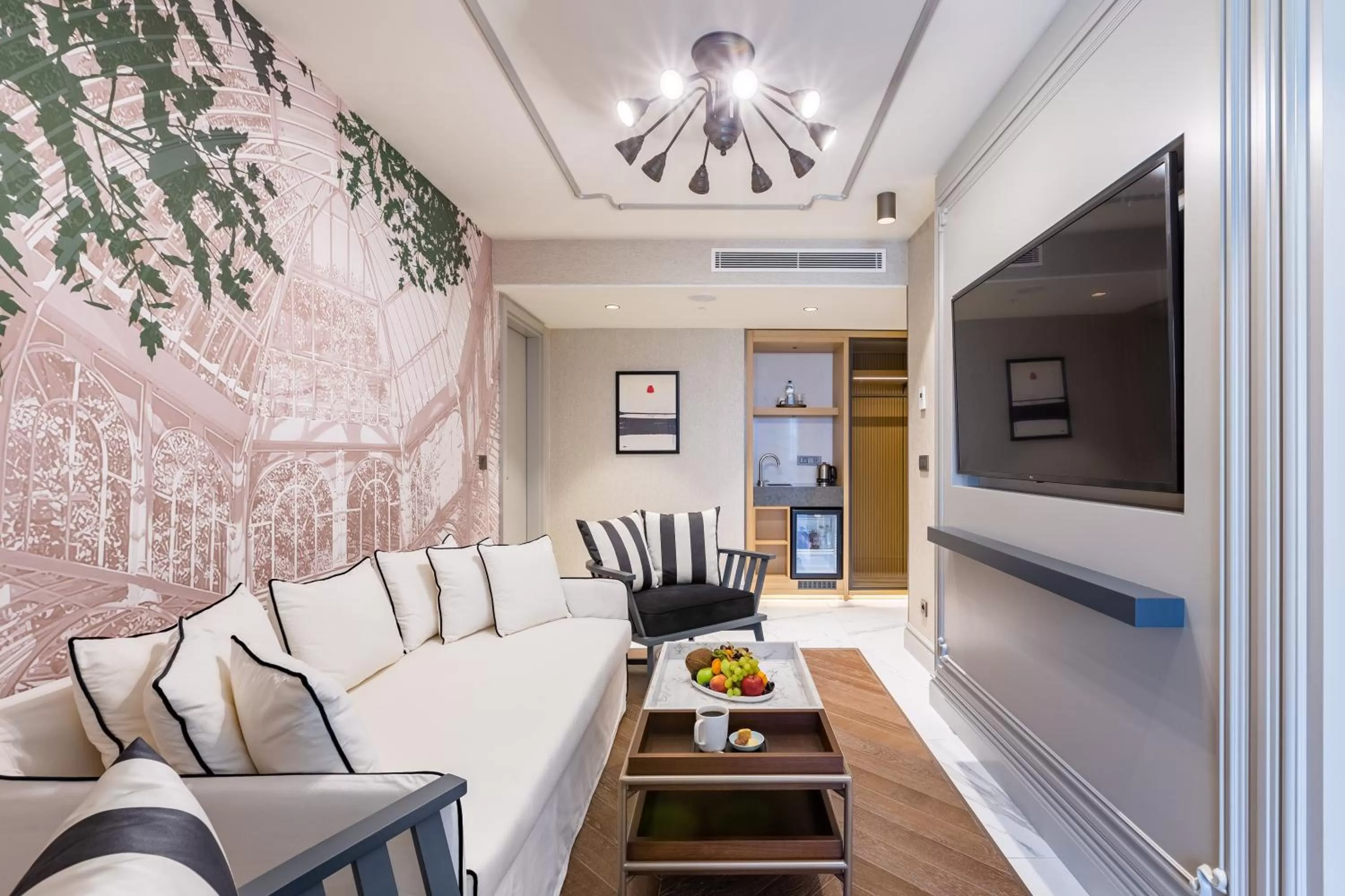 TV and multimedia in Stayso The House Hotel