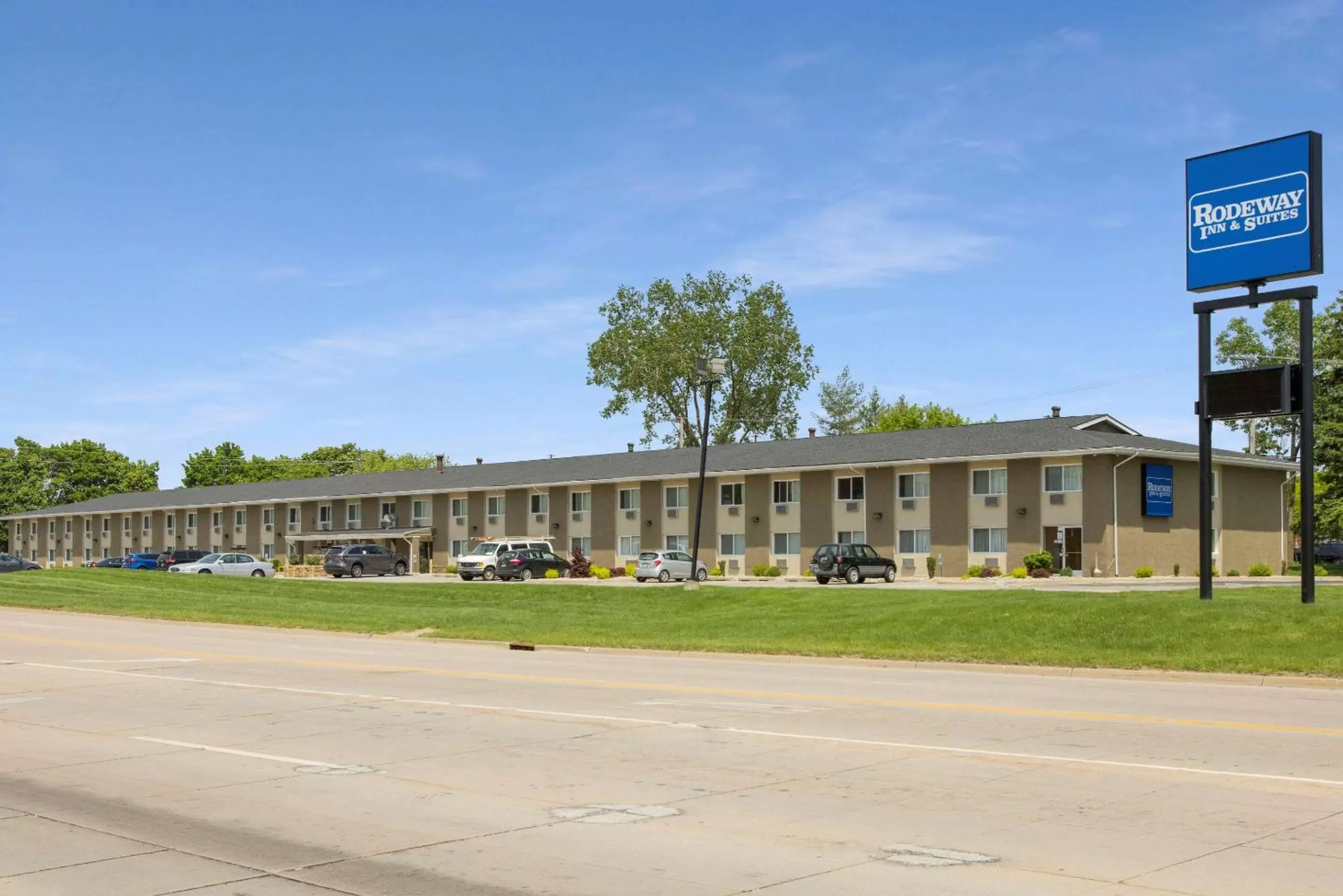 Property building in Rodeway Inn & Suites Grand Rapids Southeast Property building in Rodeway Inn & Suites Grand Rapids Southeast