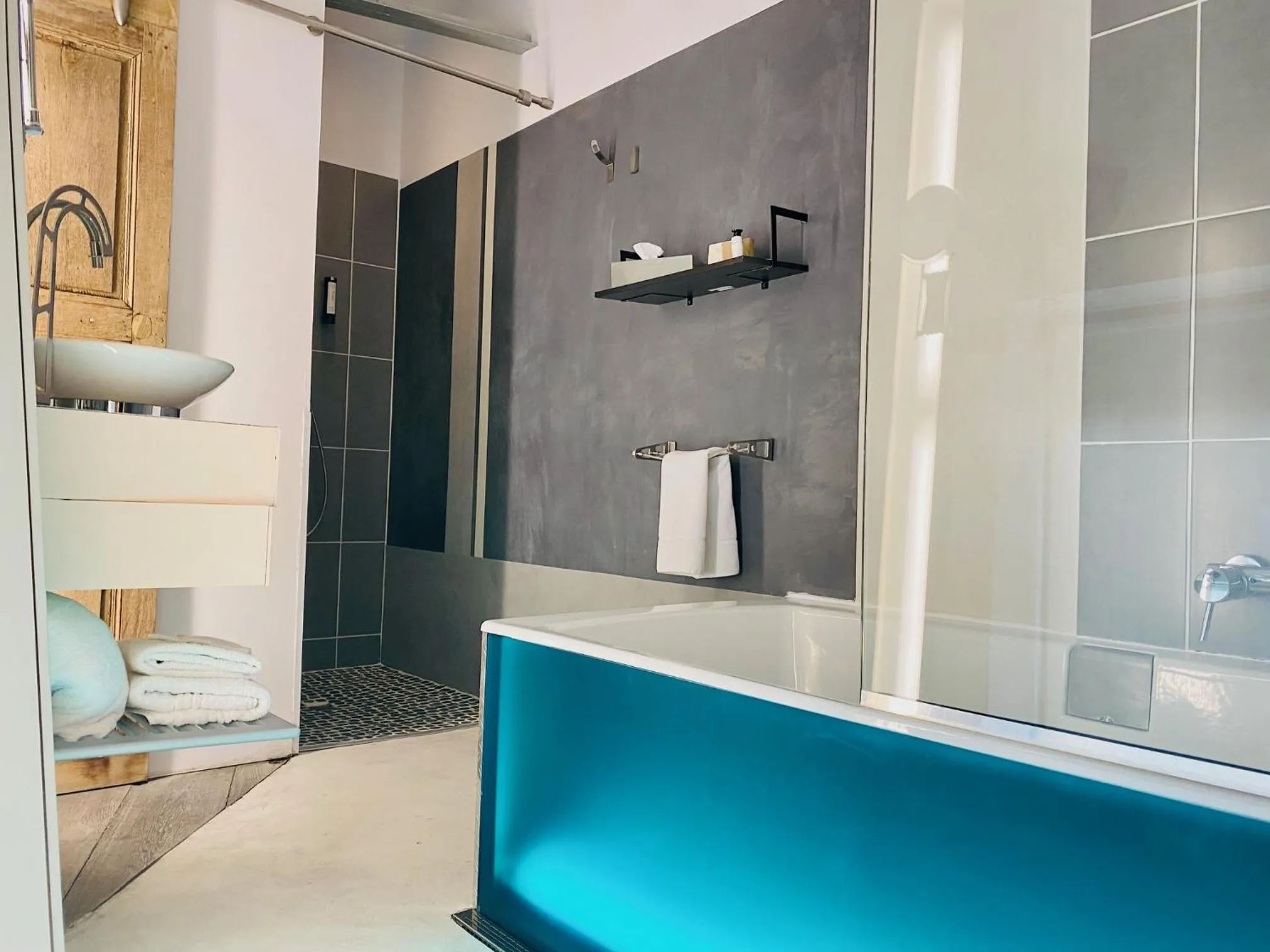 Shower in Hôtel Le Dormeur du Val