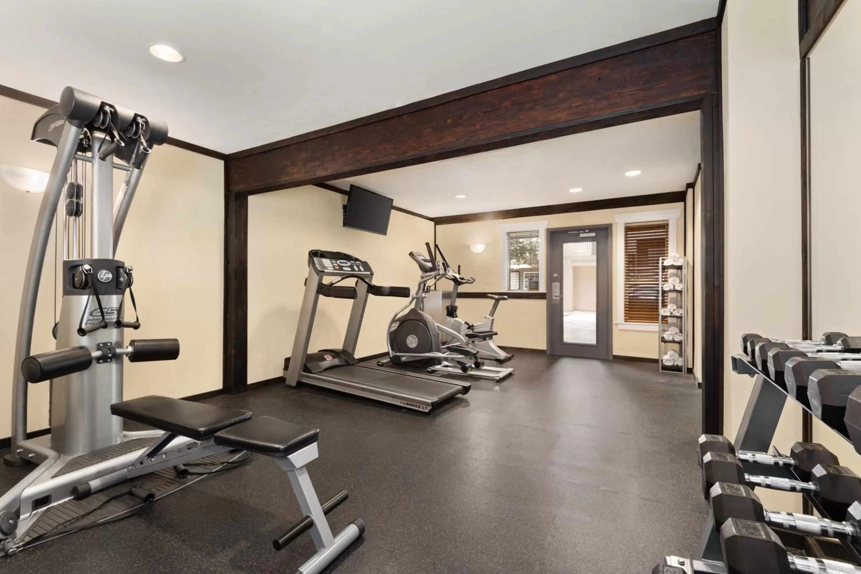 Fitness centre/facilities in Days Inn by Wyndham Kelowna