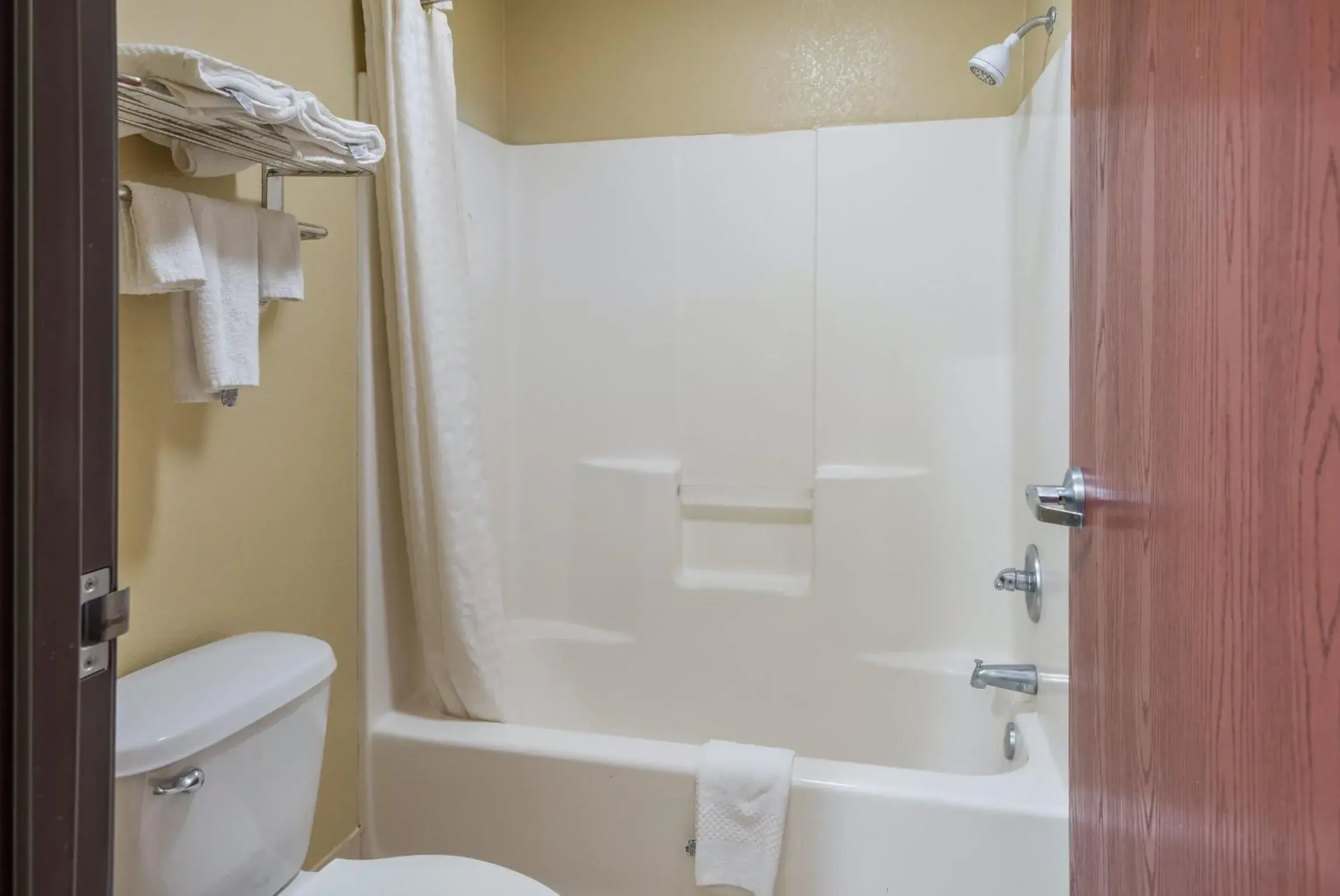Bathroom in Econo Lodge Lake Charles University Area