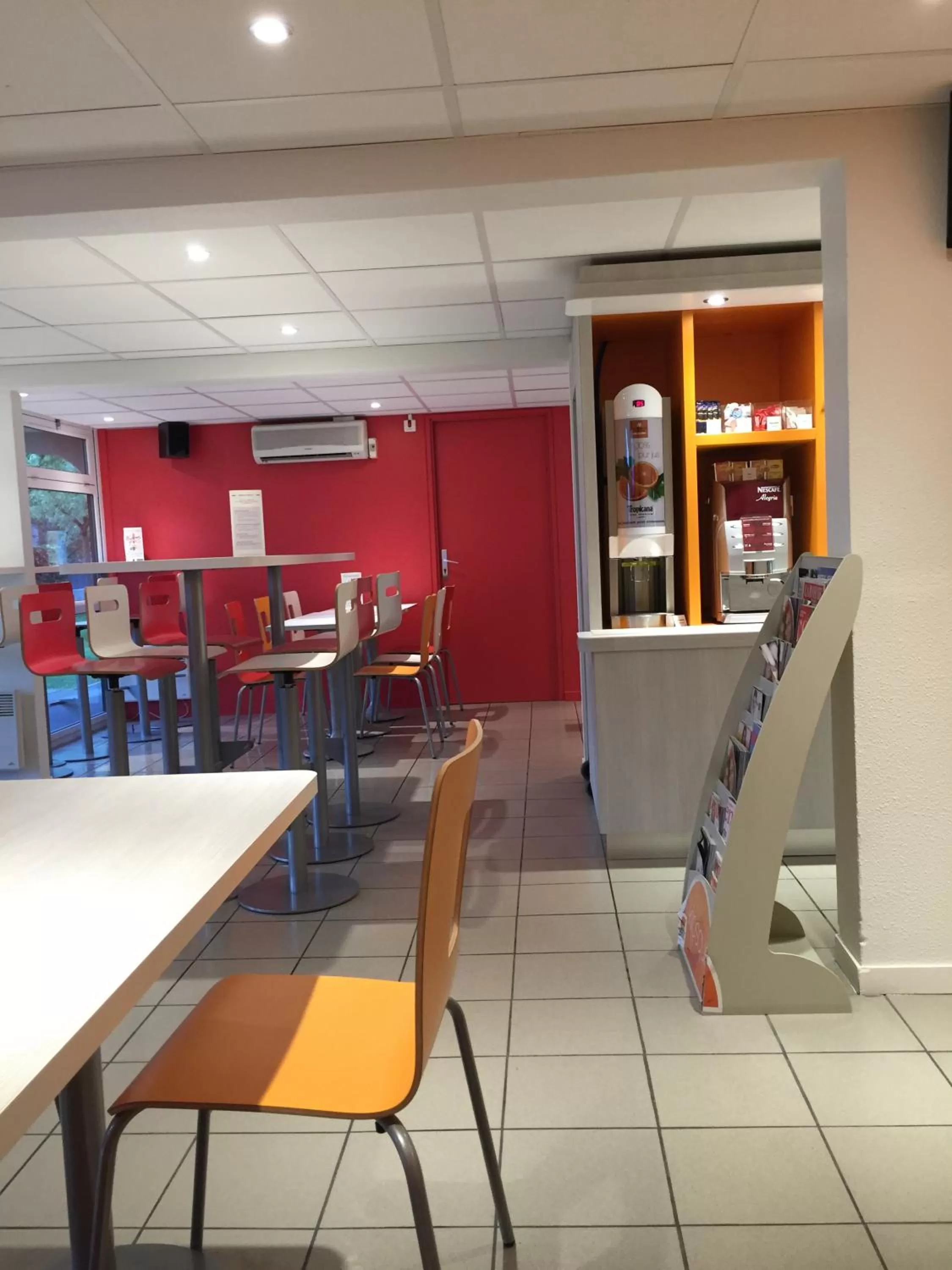 Lobby or reception in Premiere Classe Toulouse Sud - Portet