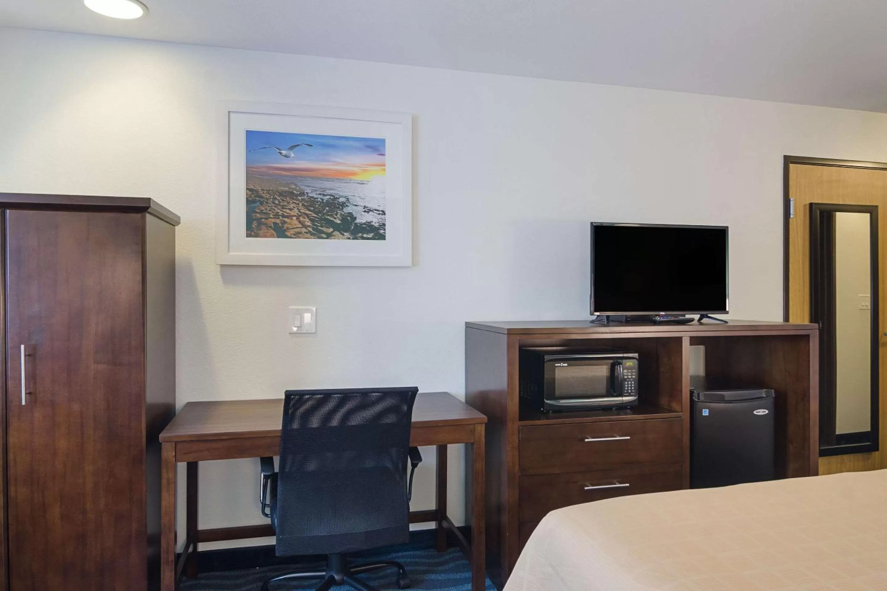 Photo of the whole room, Bed in Quality Inn Seaside