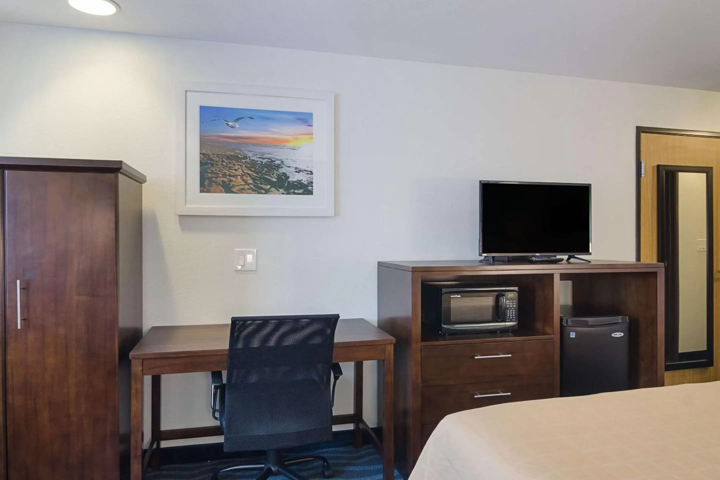 Photo of the whole room, Bed in Quality Inn Seaside Photo of the whole room, Bed in Quality Inn Seaside