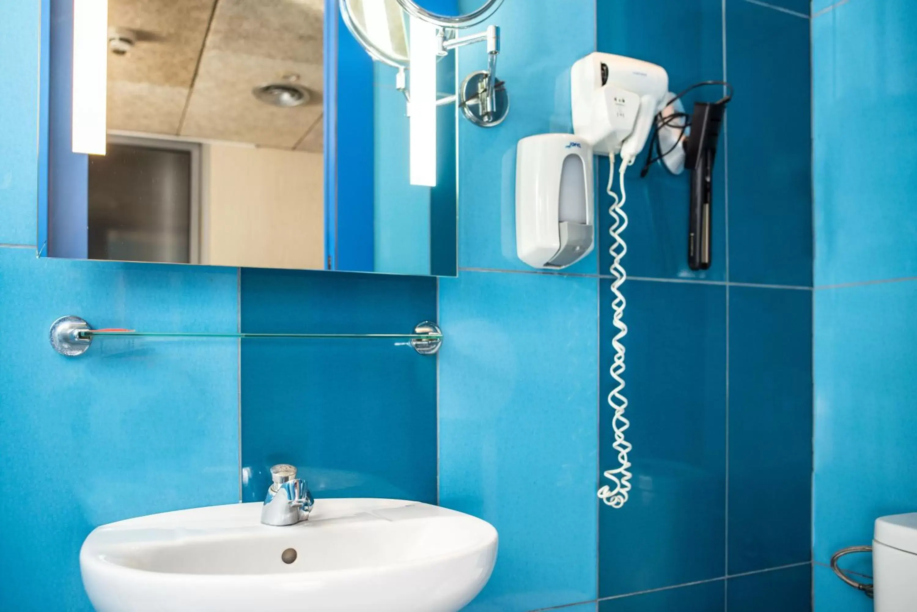 Bathroom in Urbany Hostel Barcelona Bathroom in Urbany Hostel Barcelona