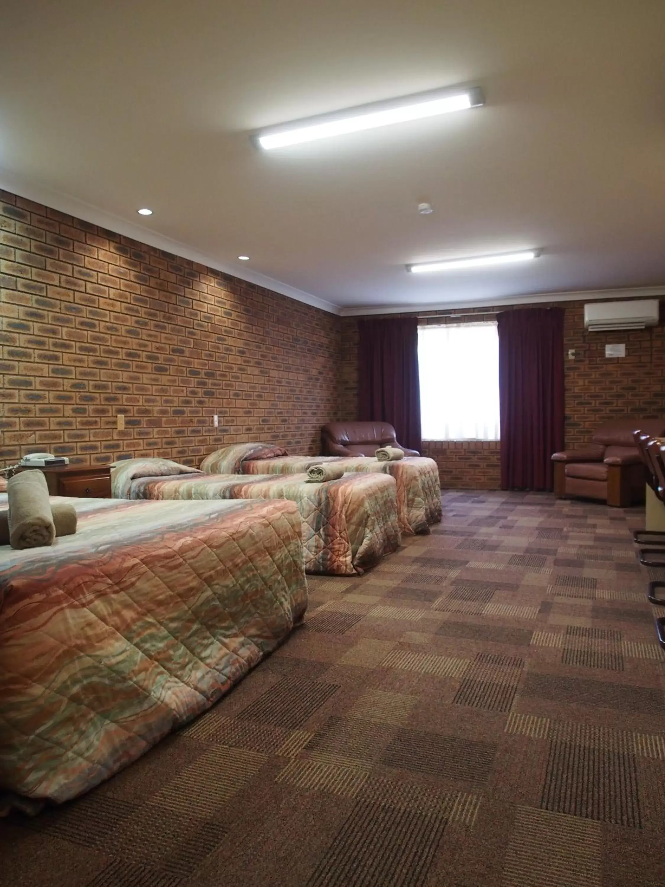 Bed in Cobar Town & Country Motor Inn