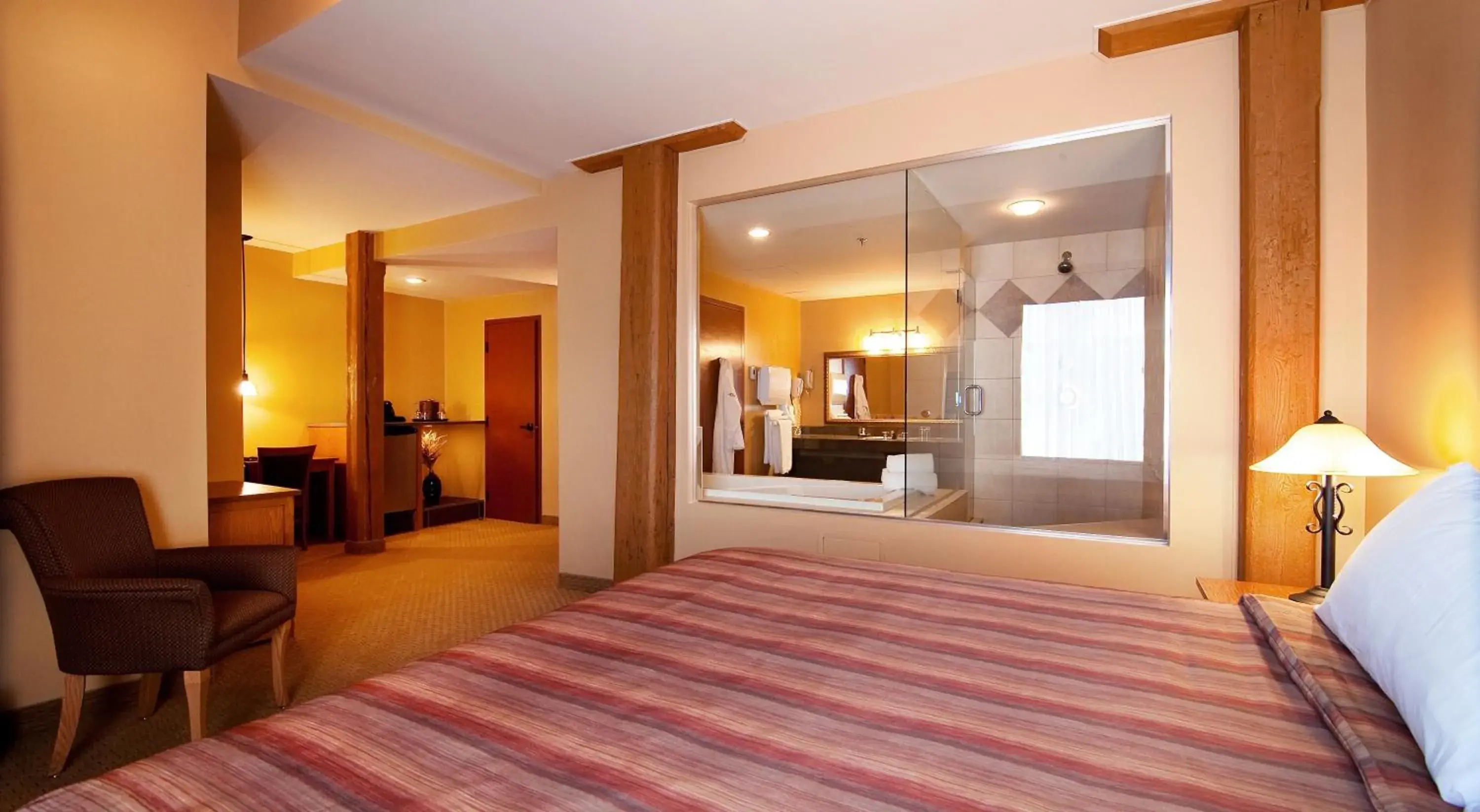 Shower, Bed in Murray Premises Hotel