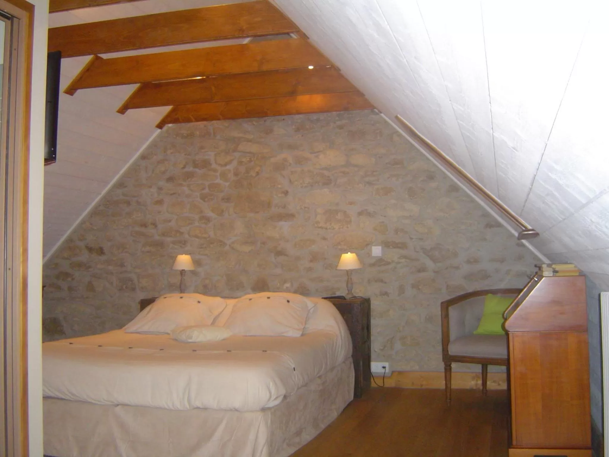 Photo of the whole room, Bed in Oudoty