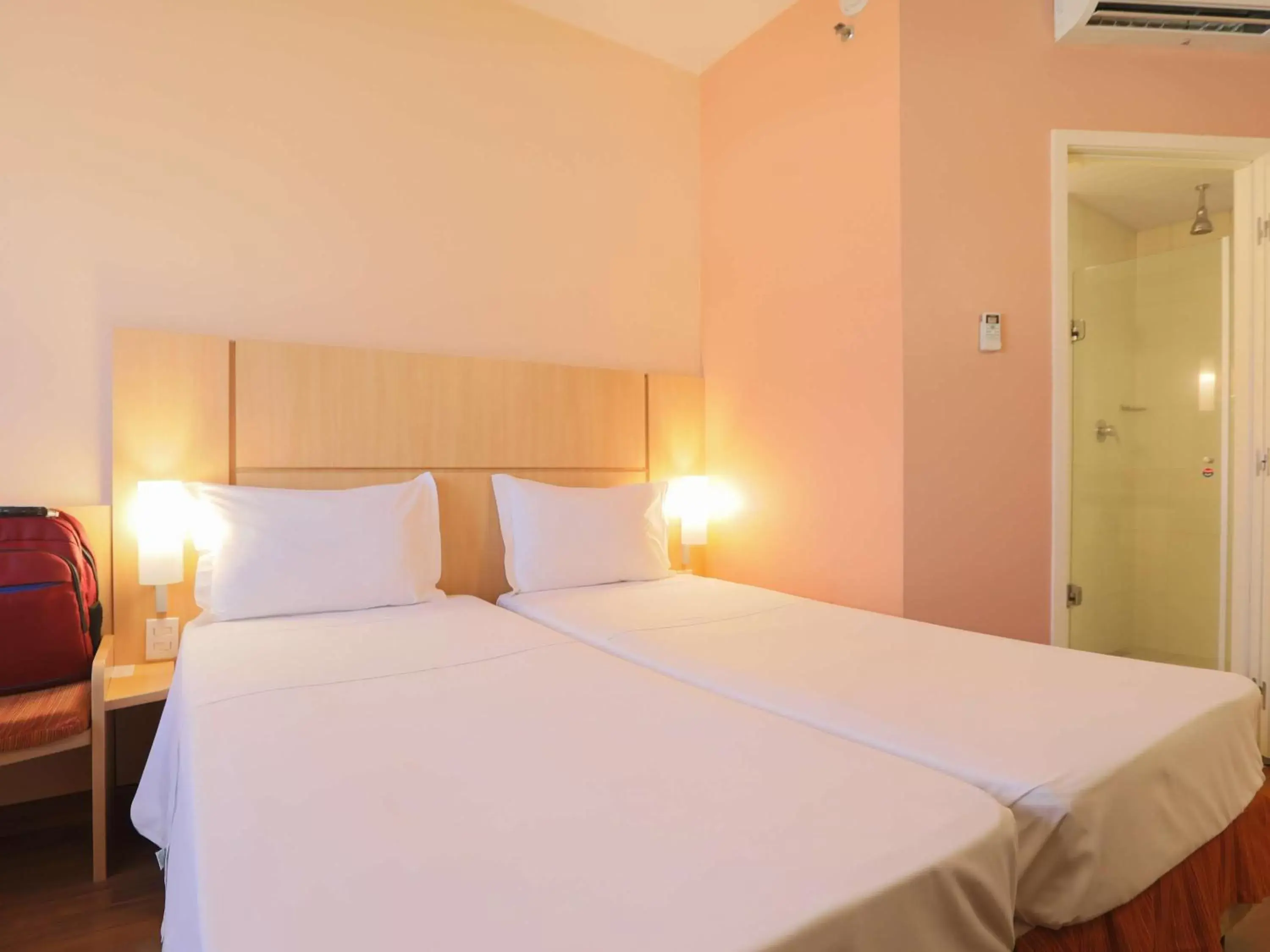 Photo of the whole room, Bed in ibis Montes Claros Shopping