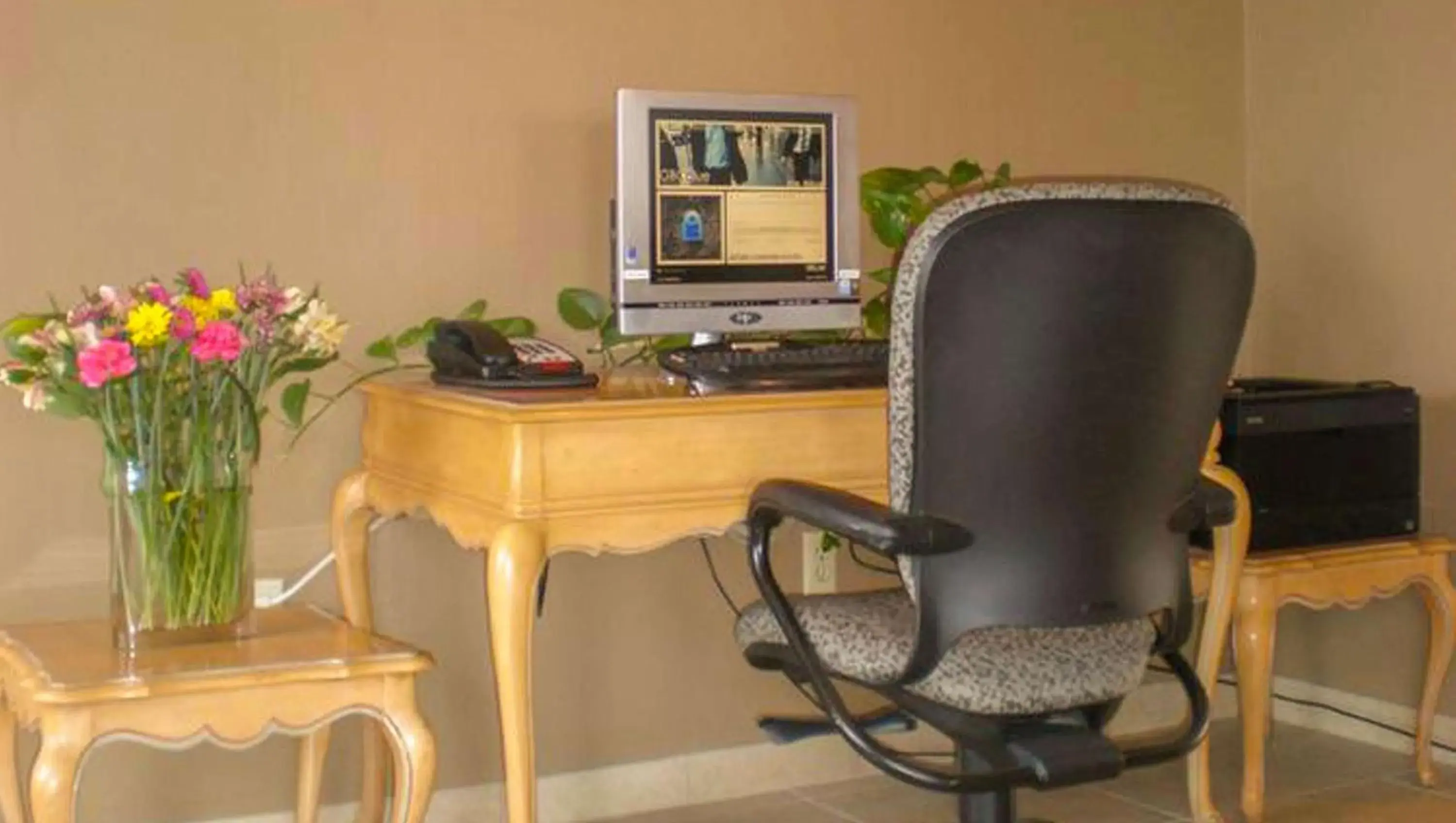 Lobby or reception, Business Area/Conference Room in The La Grande Inn