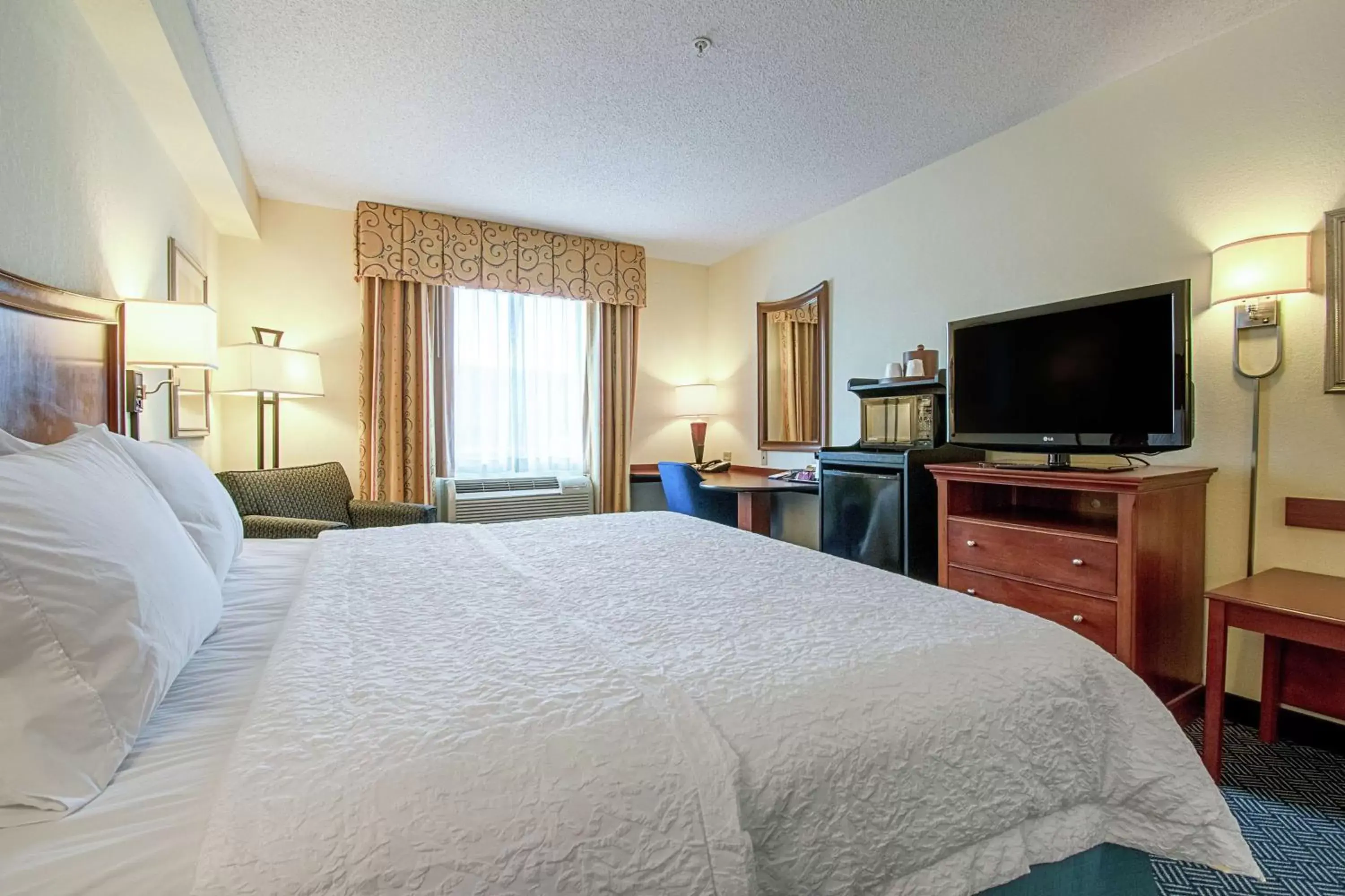 Bed, TV/Entertainment Center in Hampton Inn Pine Grove