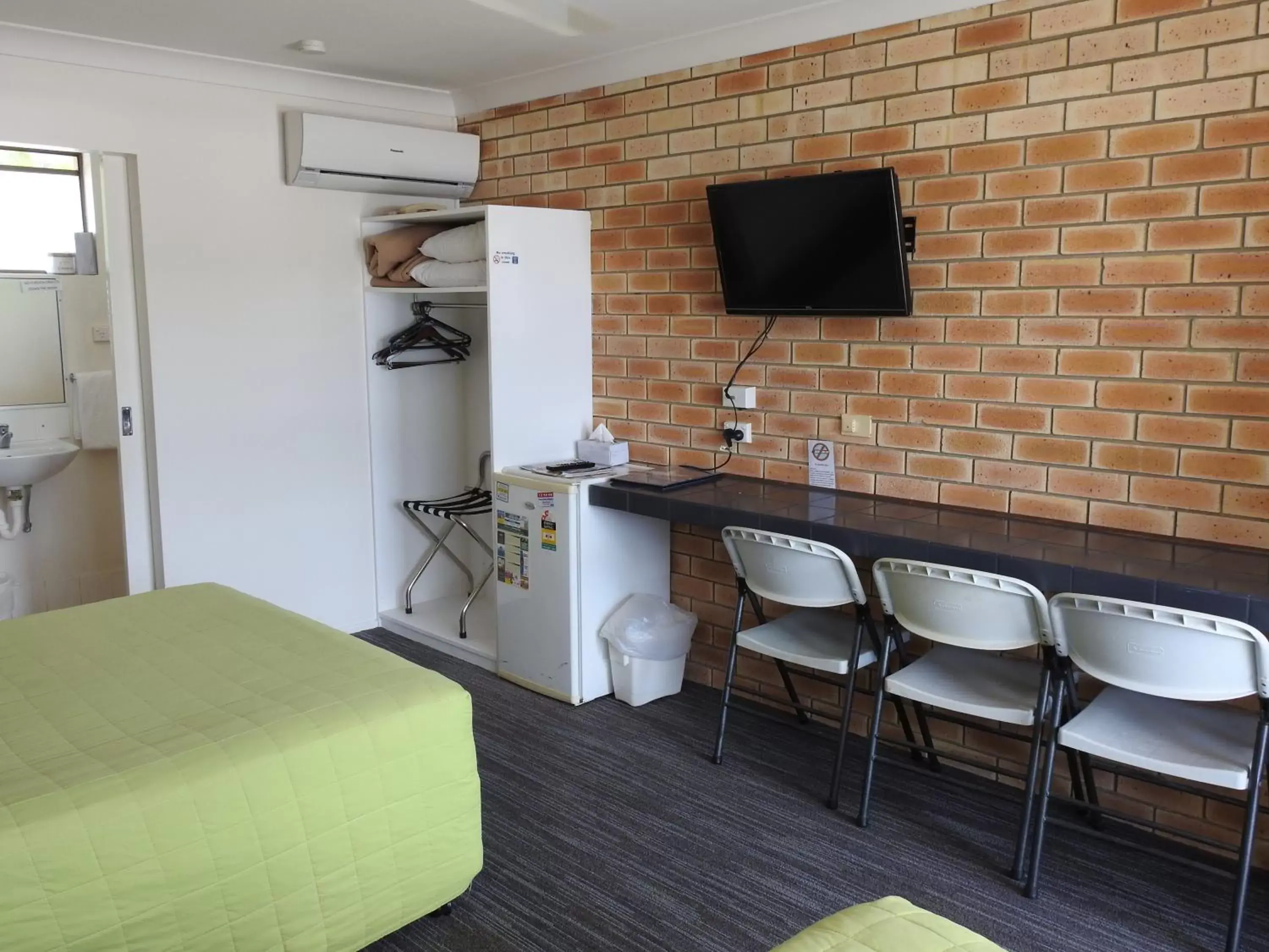 Photo of the whole room, TV/Entertainment Center in Urangan Motor Inn