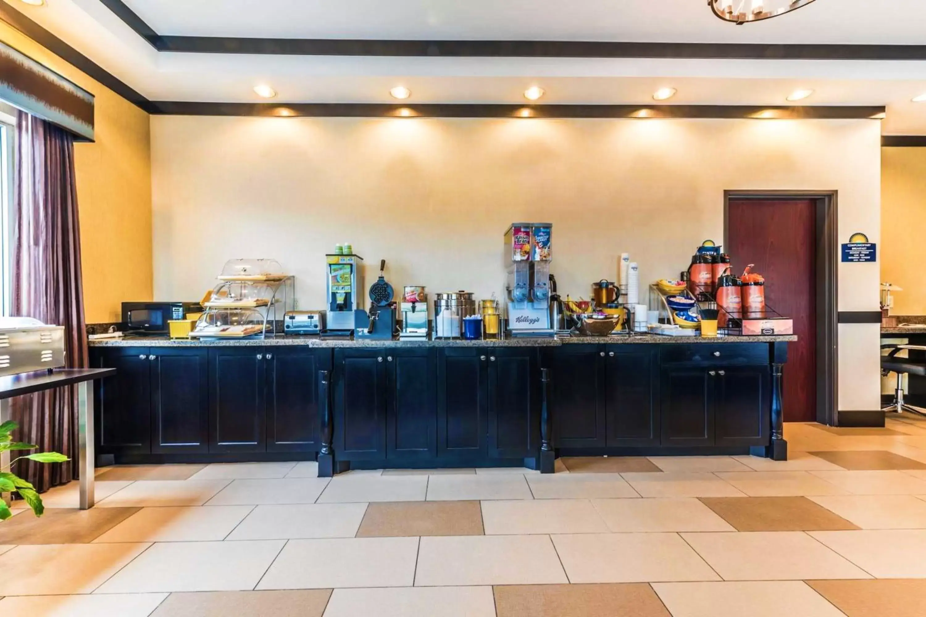 Breakfast, Restaurant/Places to Eat in Days Inn & Suites by Wyndham Mineral Wells