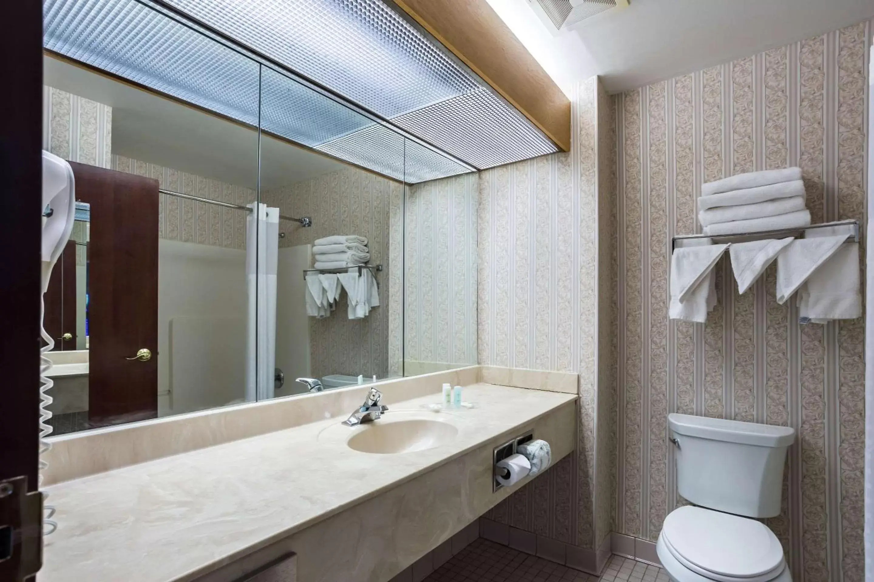 Bedroom, Bathroom in Comfort Suites New Orleans East