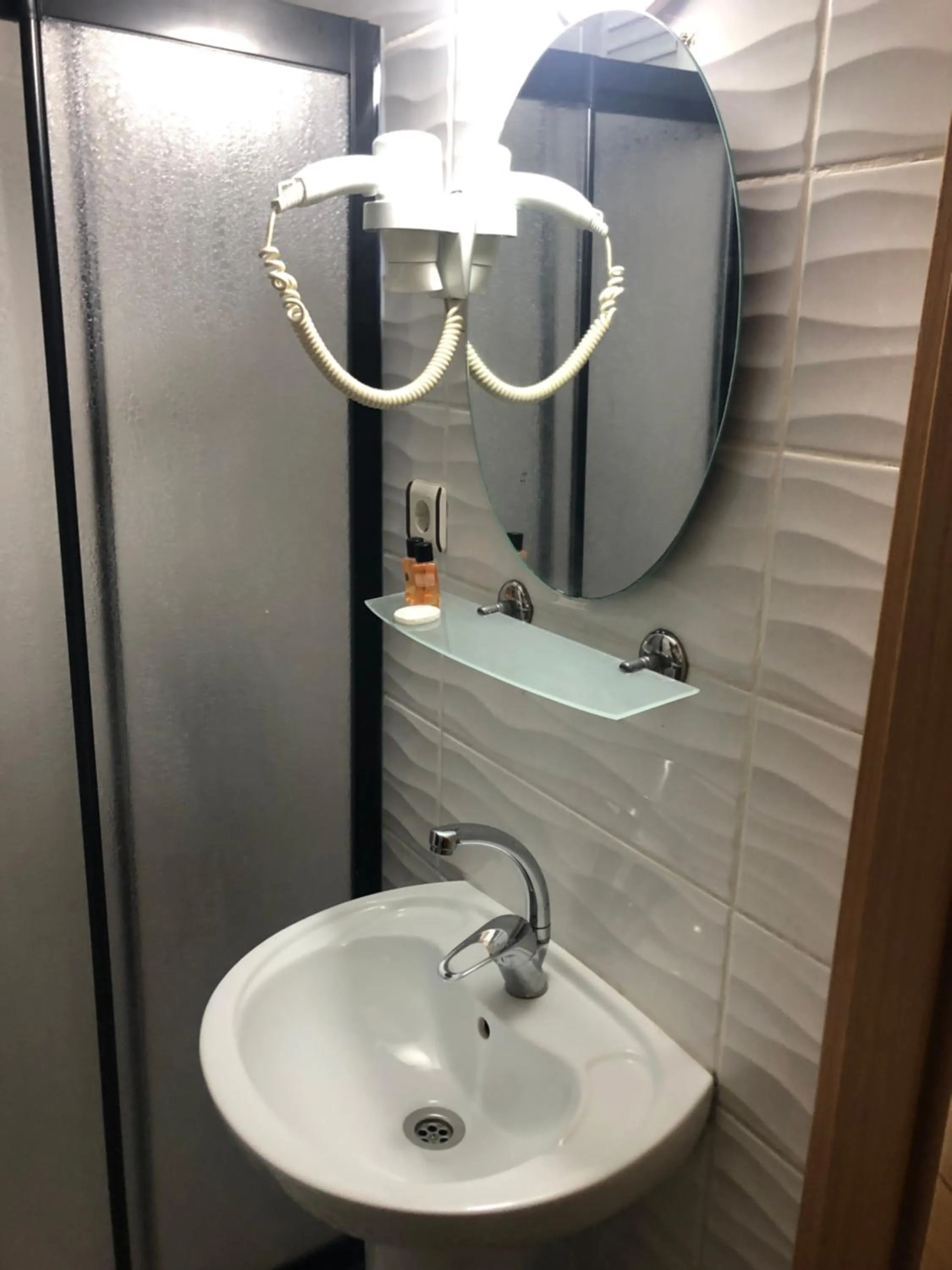 Shower in Reydel Hotel