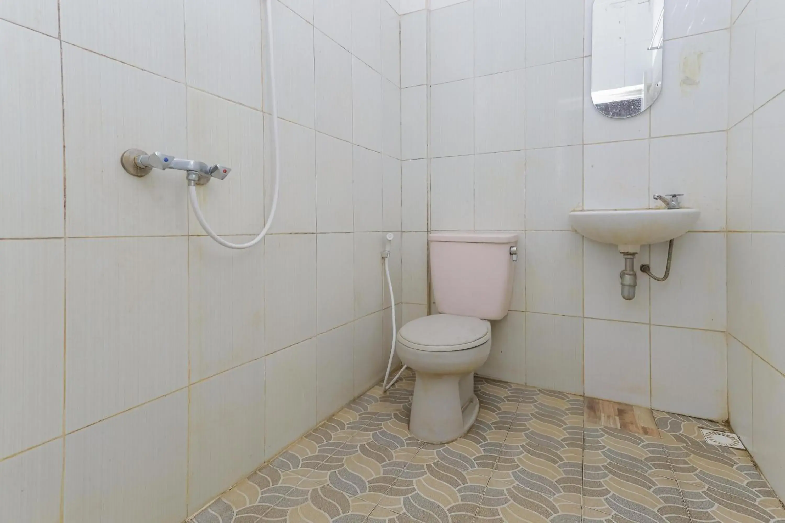 Shower, Bathroom in OYO 564 Bunga Matahari Guest House And Hotel