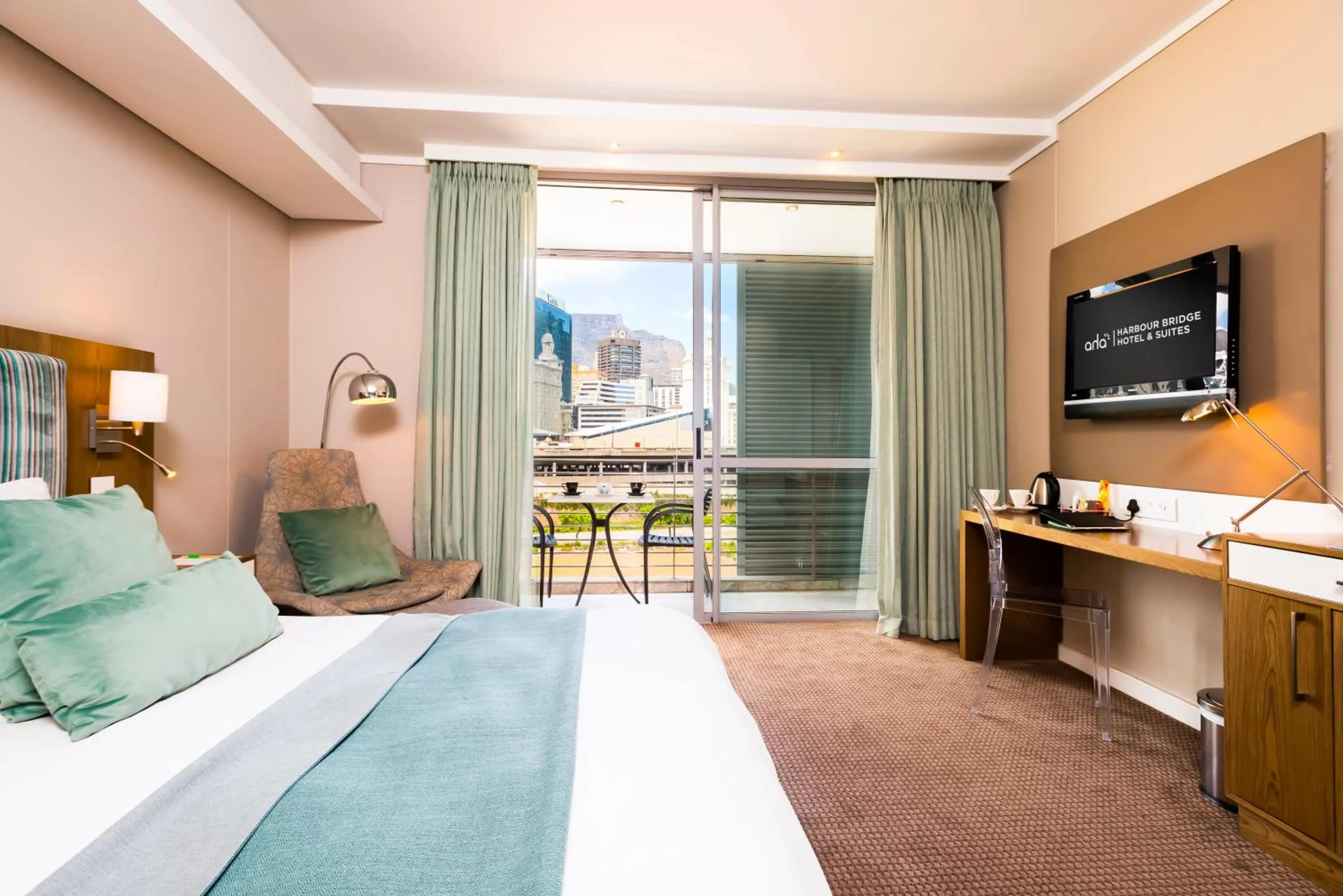 Bed in aha Harbour Bridge Hotel & Suites