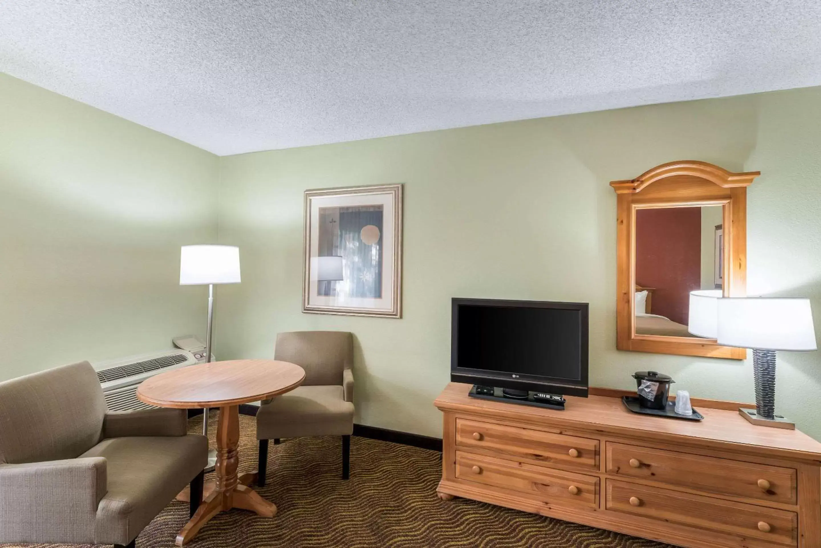 Photo of the whole room, TV/Entertainment Center in Quality Inn Payson