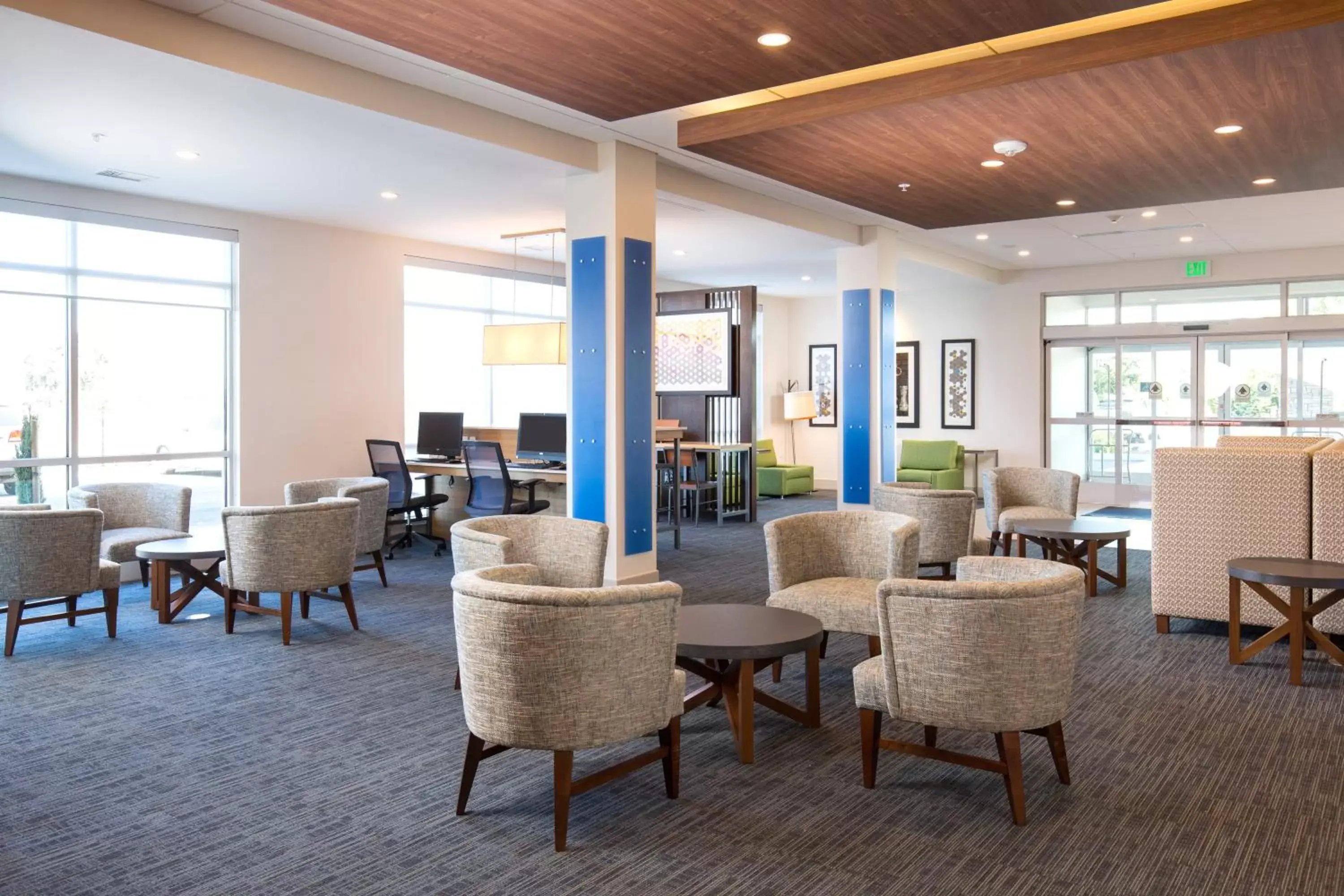 Lobby or reception, Lounge/Bar in Holiday Inn Express Visalia-Sequoia Gateway Area, an IHG Hotel