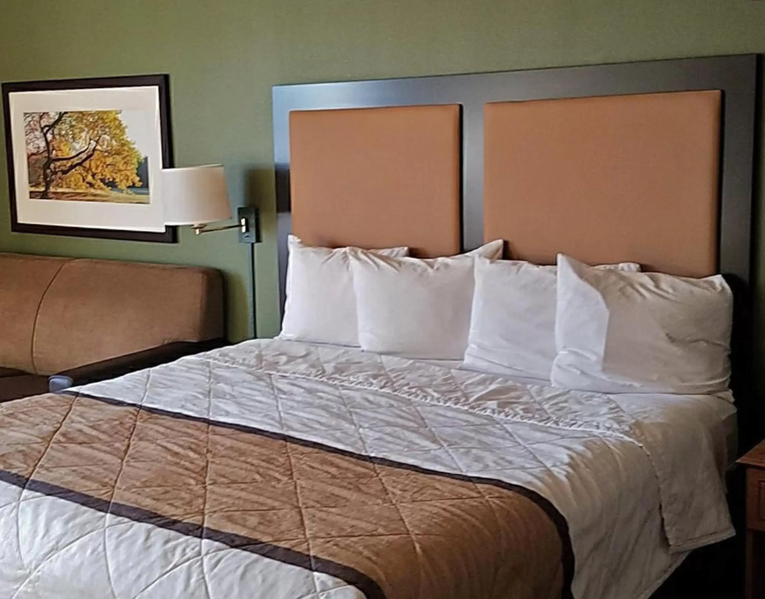 Bed in Extended Stay America Suites - Milwaukee - Brookfield