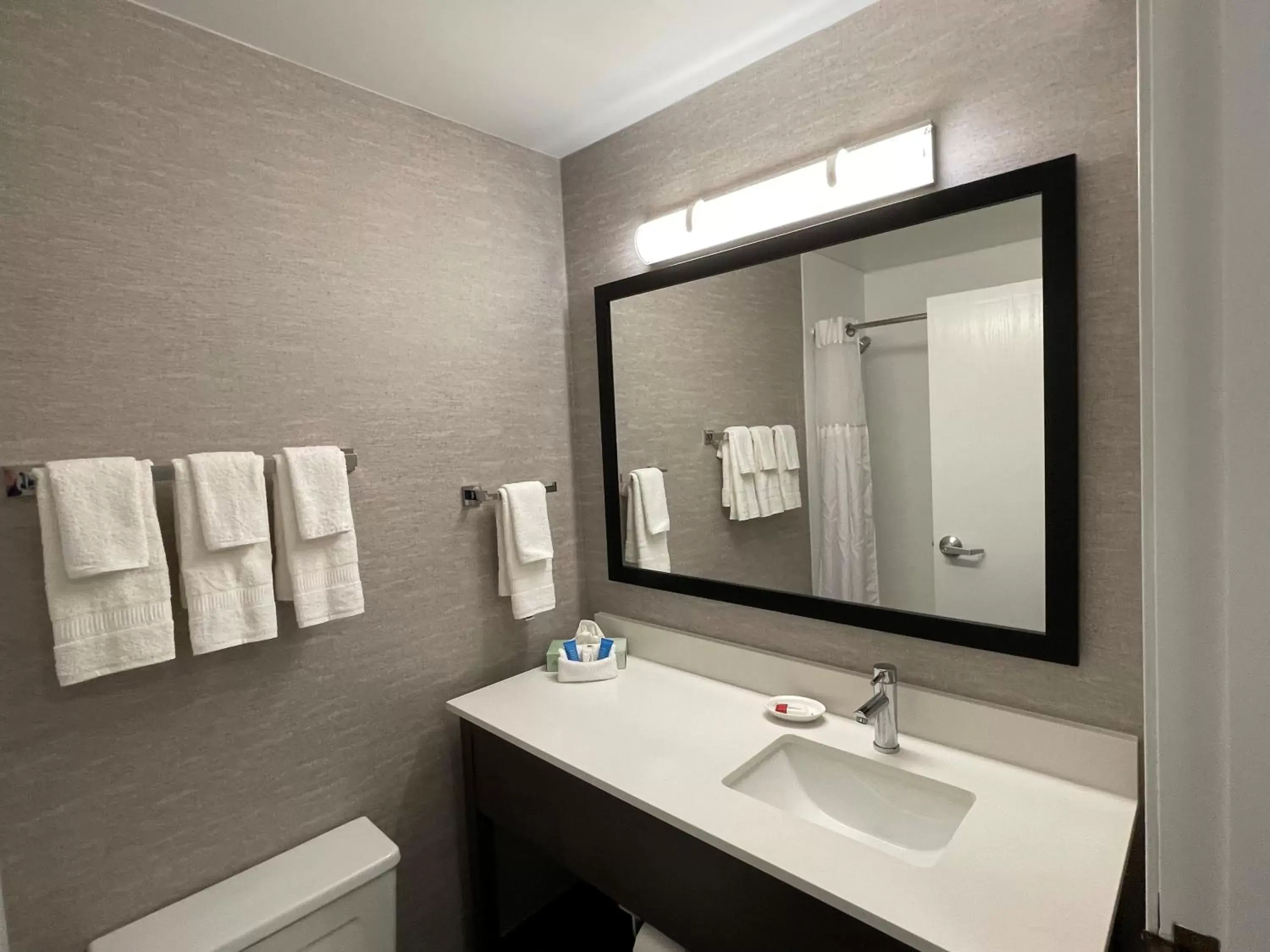 Bathroom in The Inn on Maritime Bay, Ascend Hotel Collection