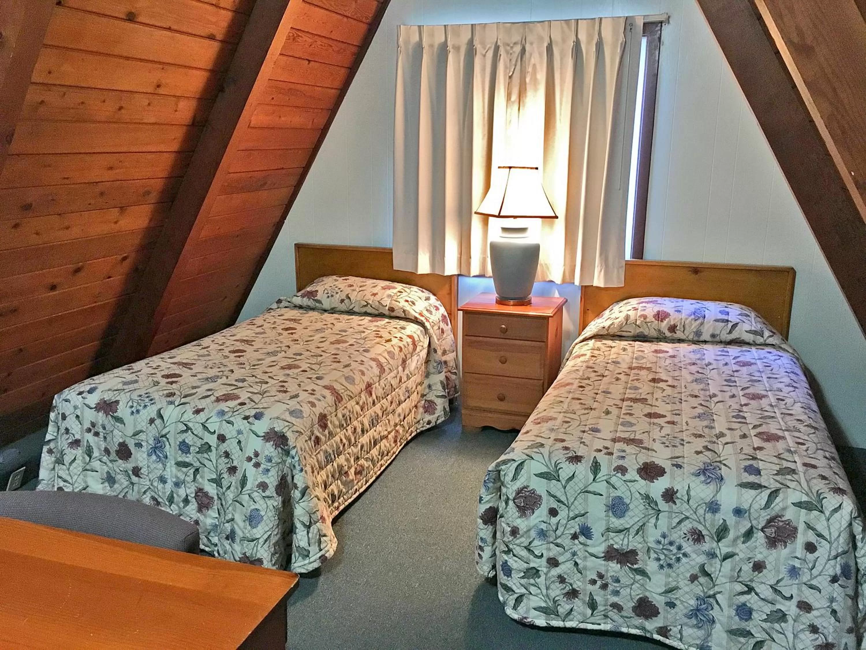 Bed in Park Motel and Cabins