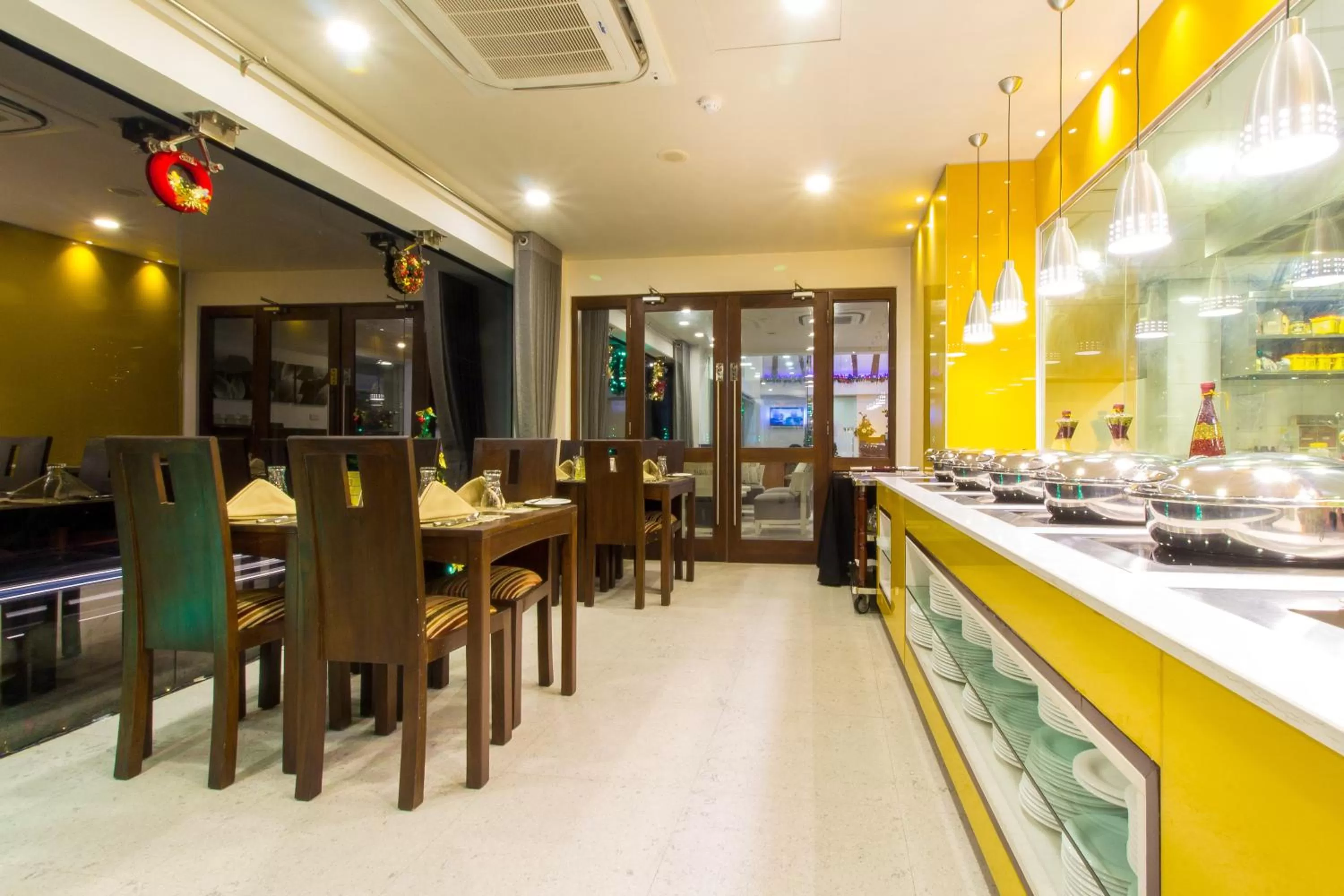 Restaurant/places to eat in The Ocean Colombo - Guaranteed Sea View Rooms