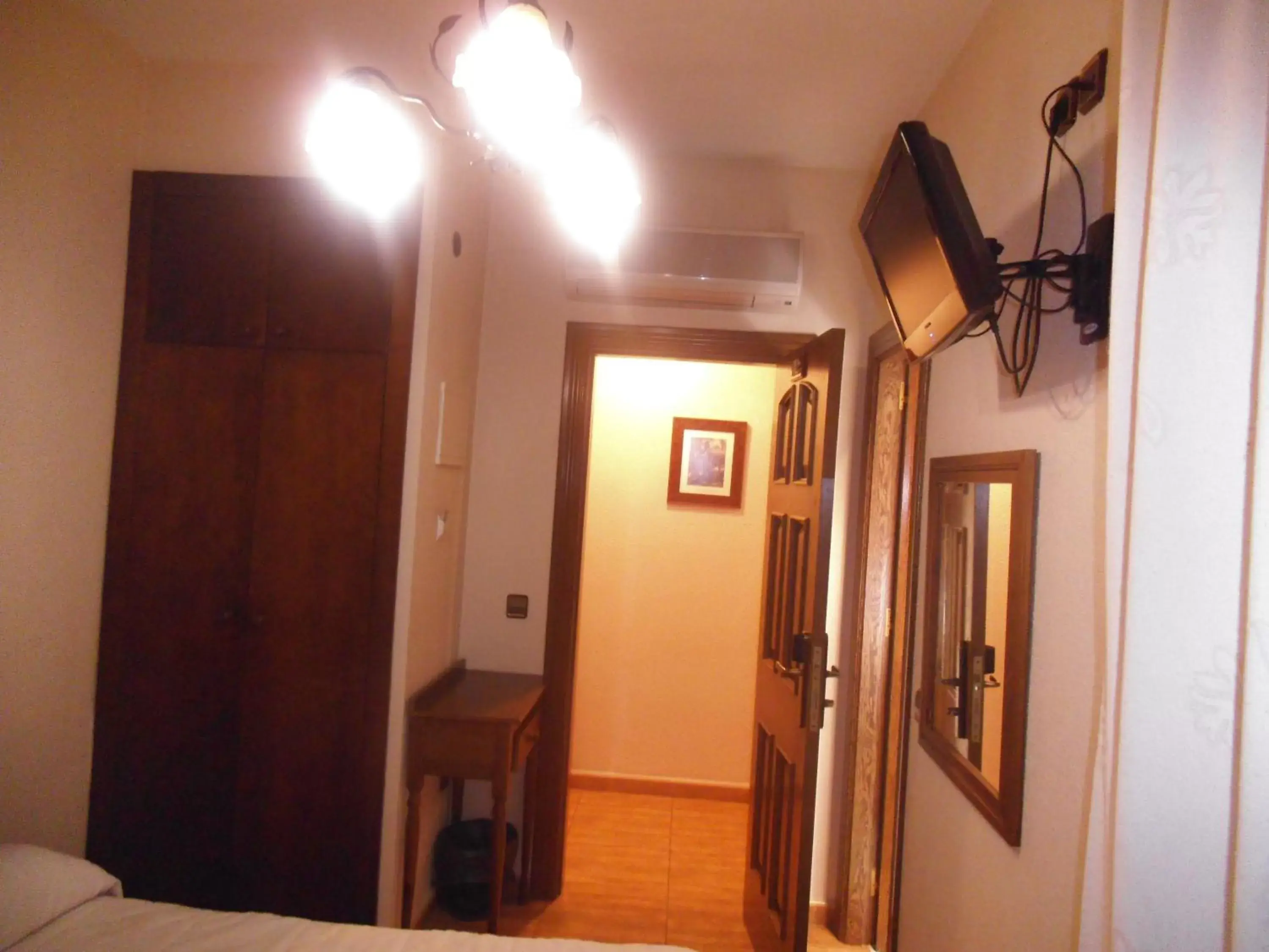 Bed, TV/Entertainment Center in Hostal Los Galgos