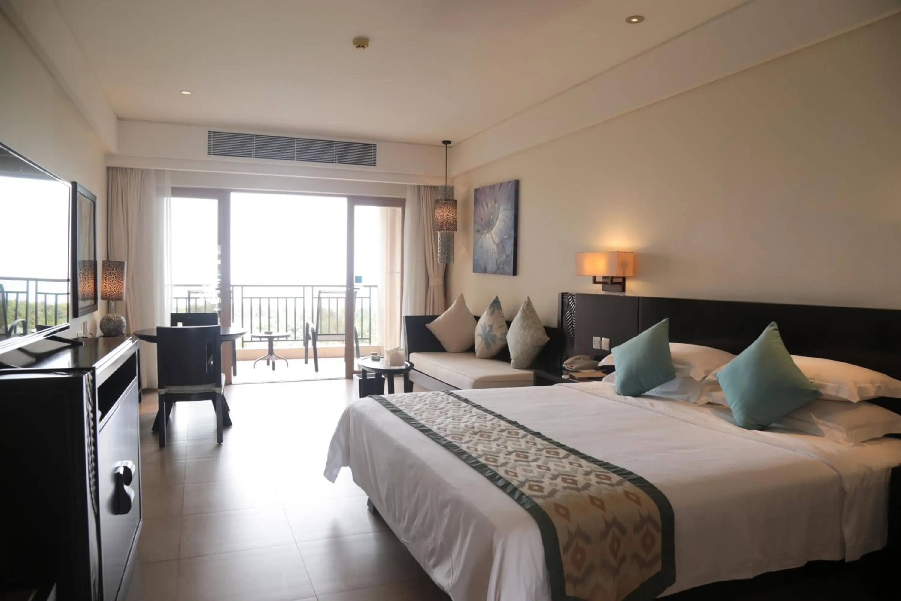 Photo of the whole room, Bed in Howard Johnson Resort Sanya Bay