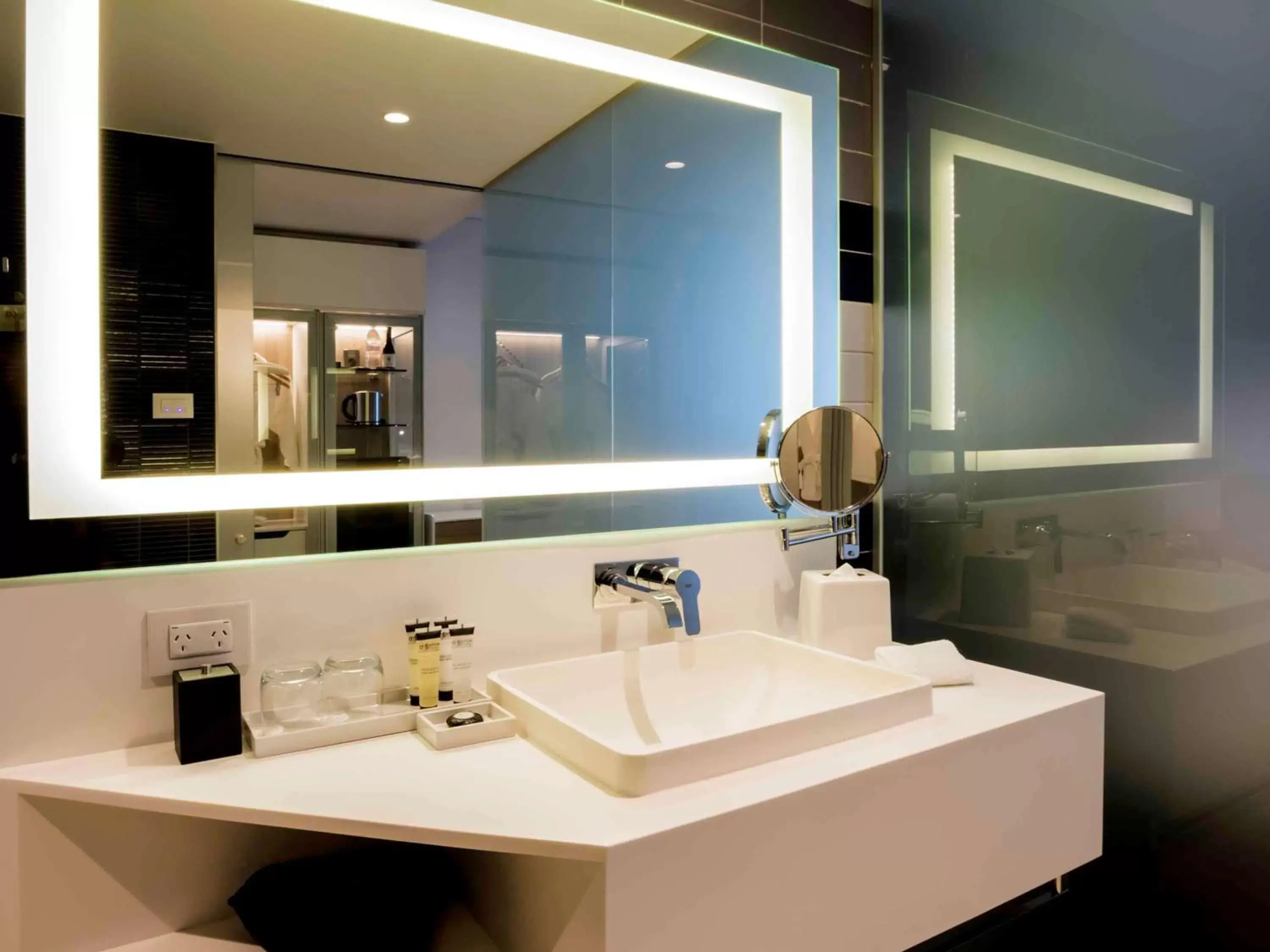 Photo of the whole room, Bathroom in Pullman Sydney Airport