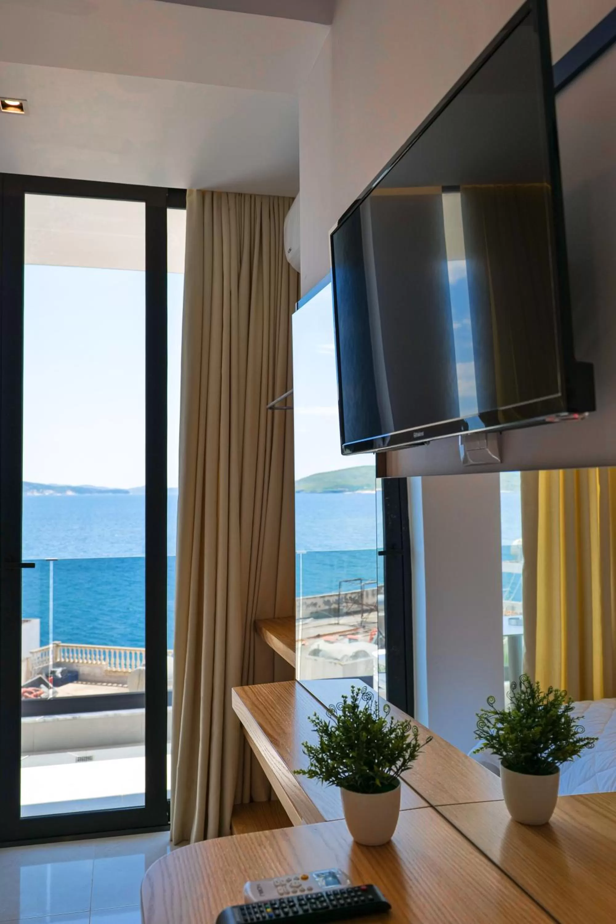 Communal lounge/ TV room in Hotel Piccolino