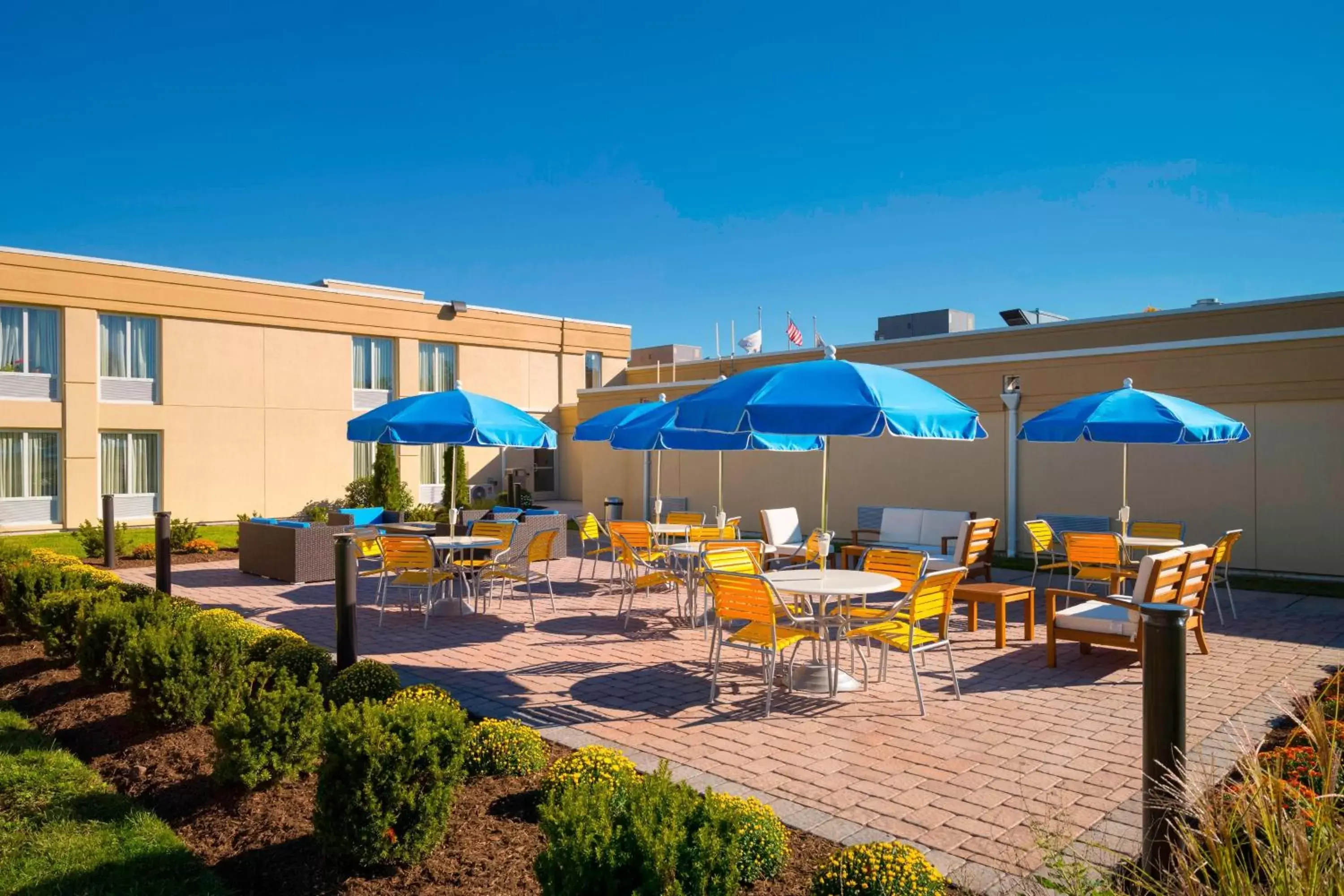 Property building, Restaurant/Places to Eat in Fairfield Inn & Suites by Marriott Paramus