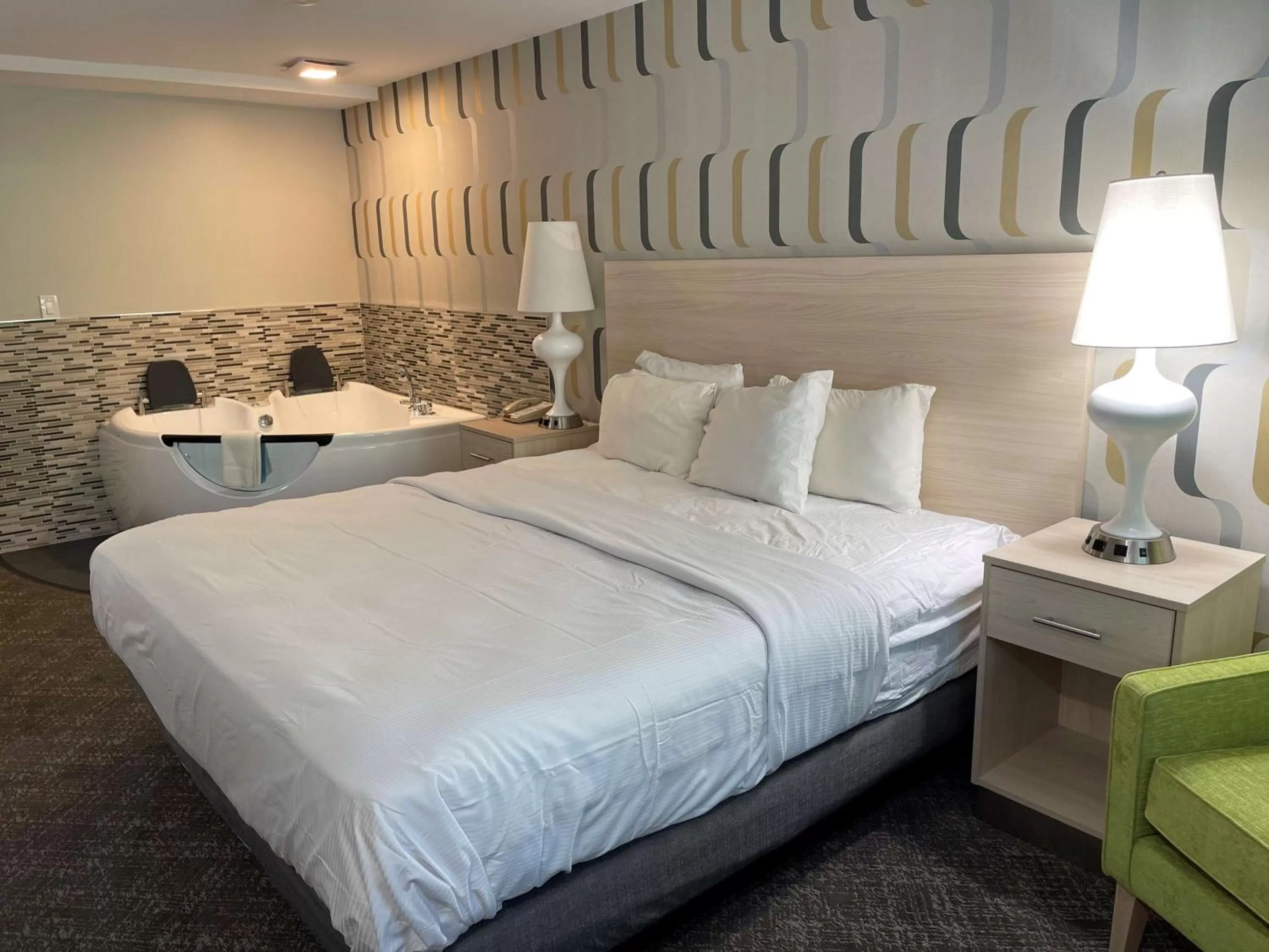 Bedroom, Bed in Woodwards White Mountain Resort, BW Signature Collection