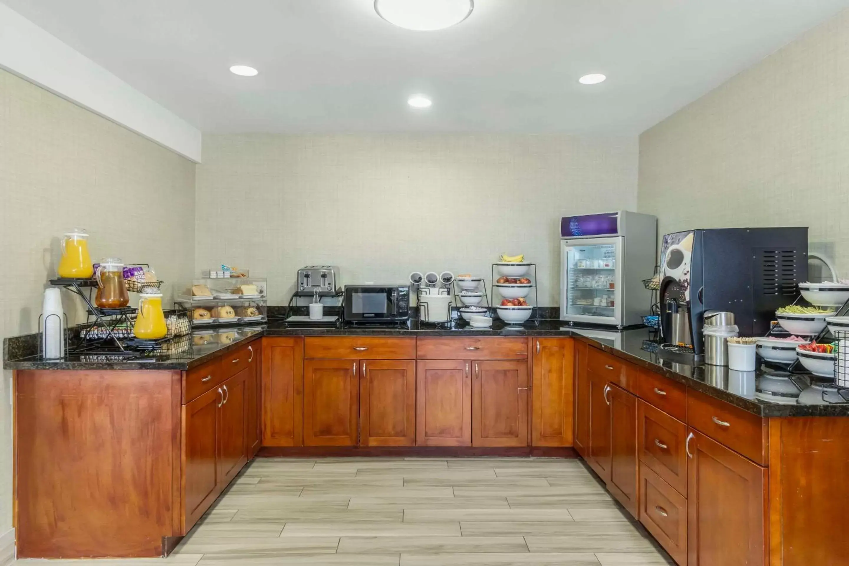 Breakfast in Comfort Inn & Suites Pacific - Auburn Breakfast in Comfort Inn & Suites Pacific - Auburn