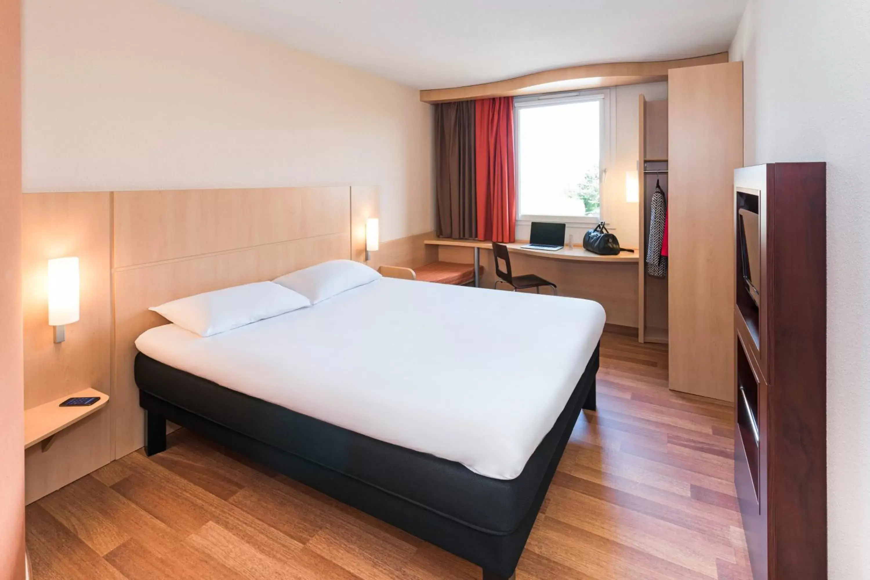 Photo of the whole room, Bed in ibis Karlsruhe Hauptbahnhof