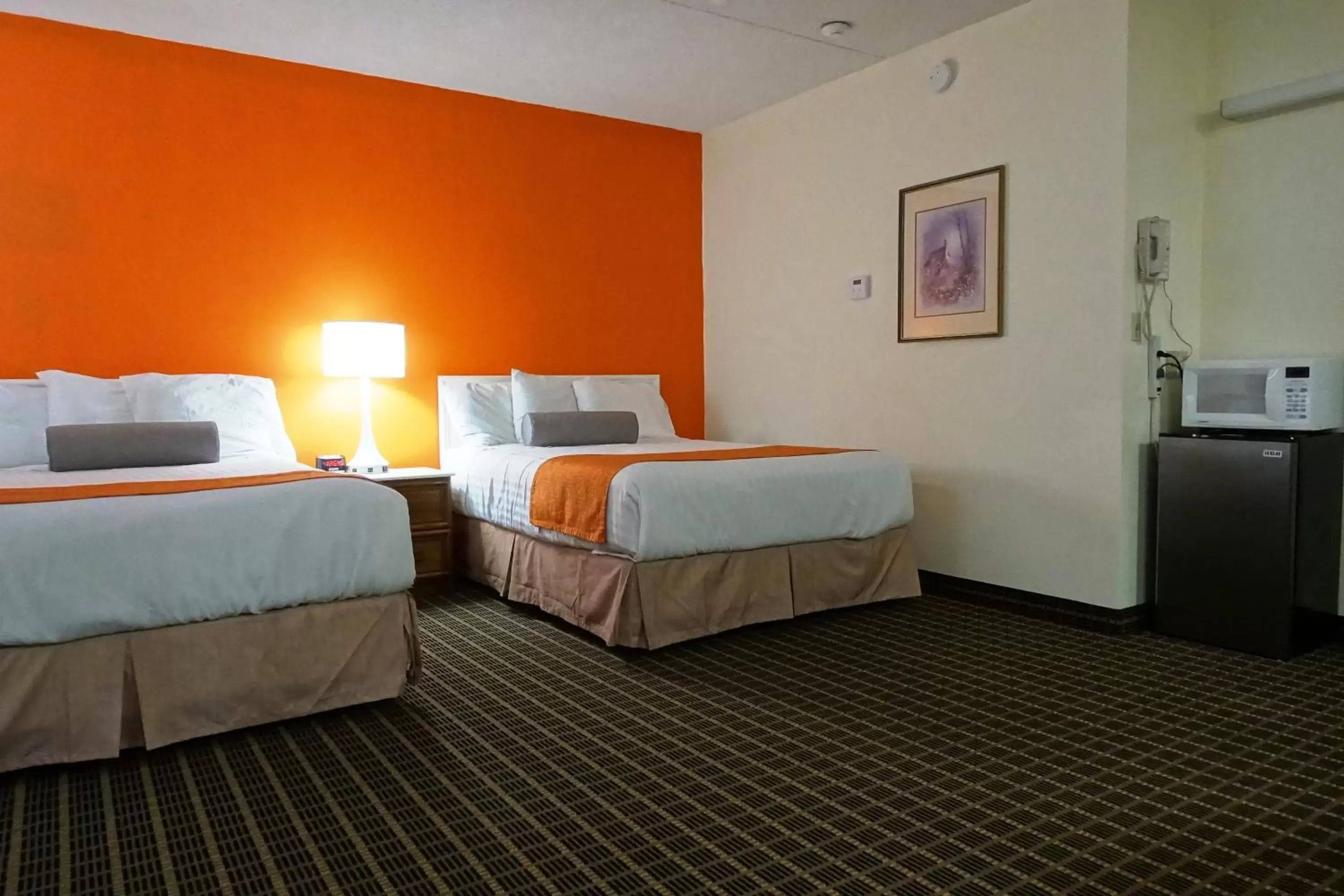 Photo of the whole room, Bed in Howard Johnson by Wyndham Tillsonburg