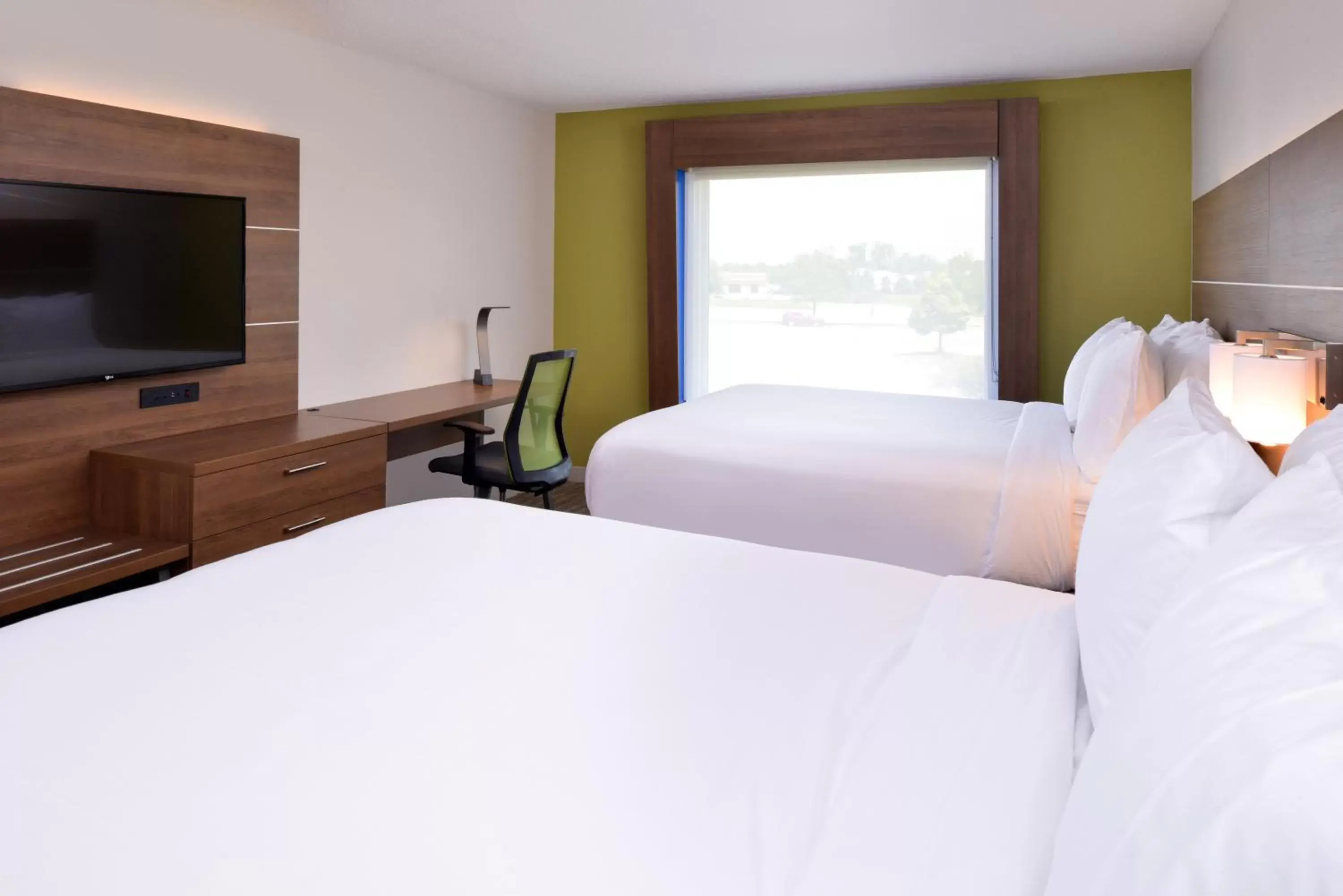 Photo of the whole room, Bed in Holiday Inn Express & Suites - Omaha - 120th and Maple, an IHG Hotel