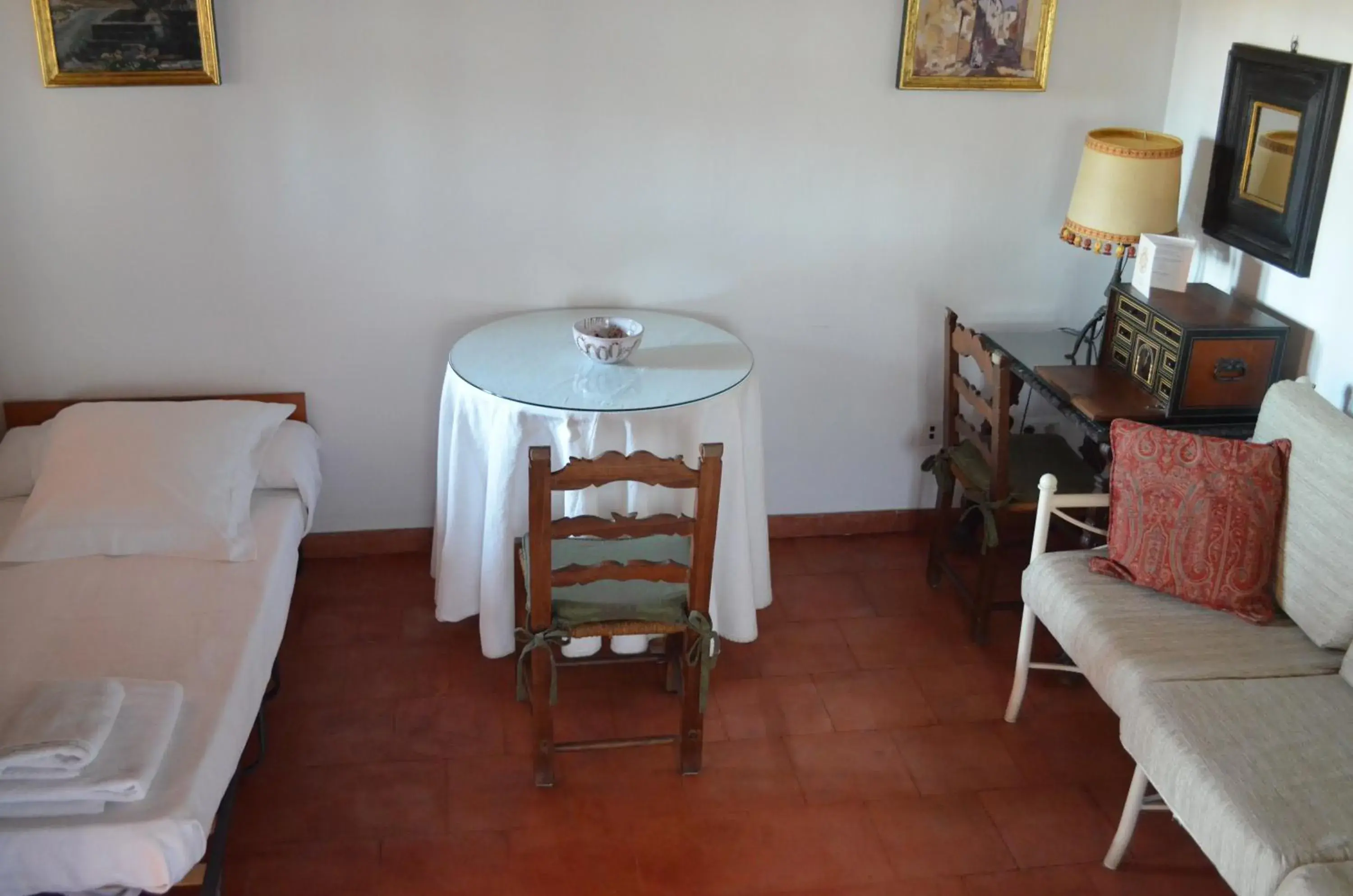 Bed, Seating Area in Hotel Santa Isabel La Real