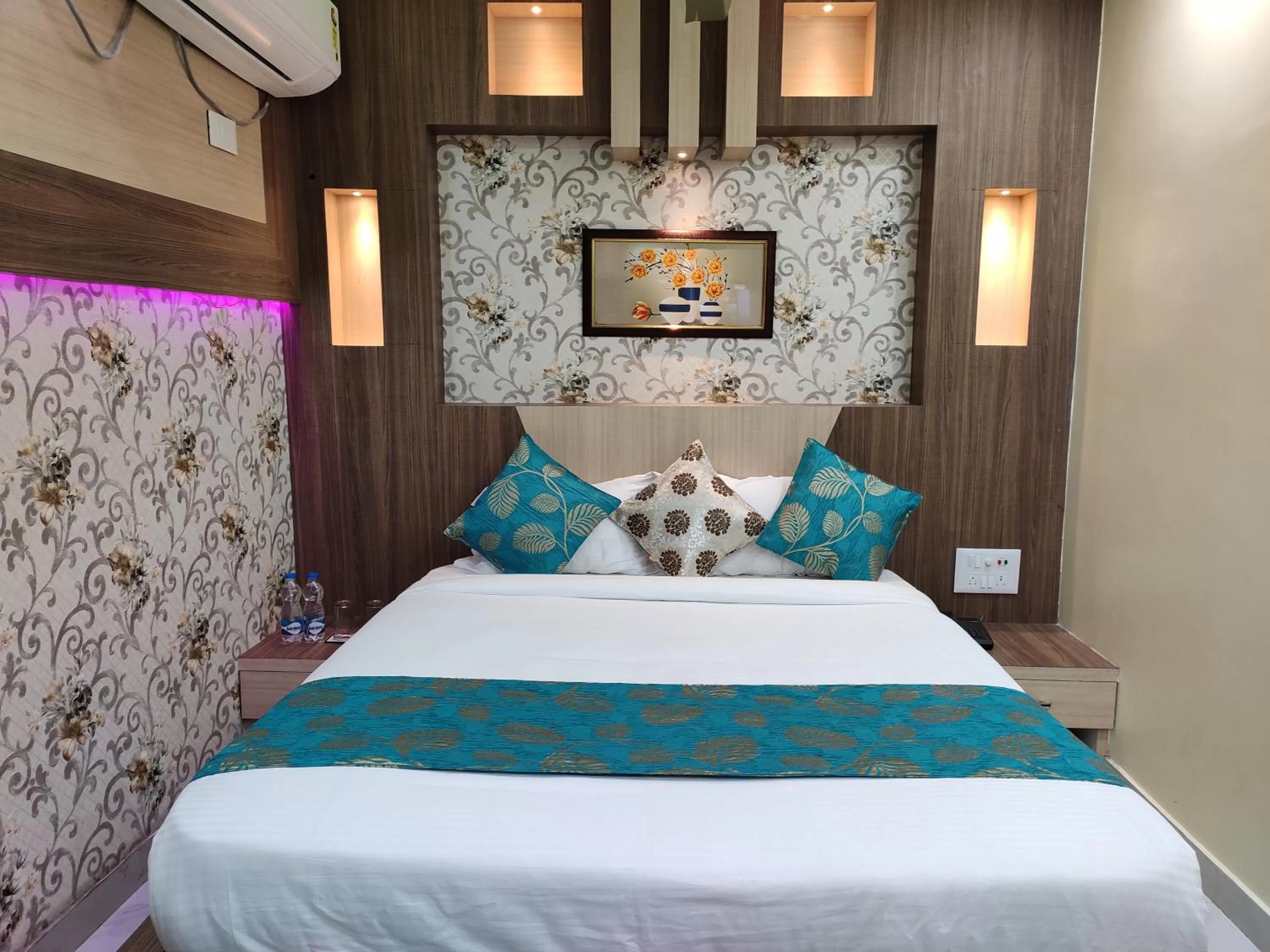 Bed in HOTEL CENTRAL SQUARE "A Couple Friendly Hotel"