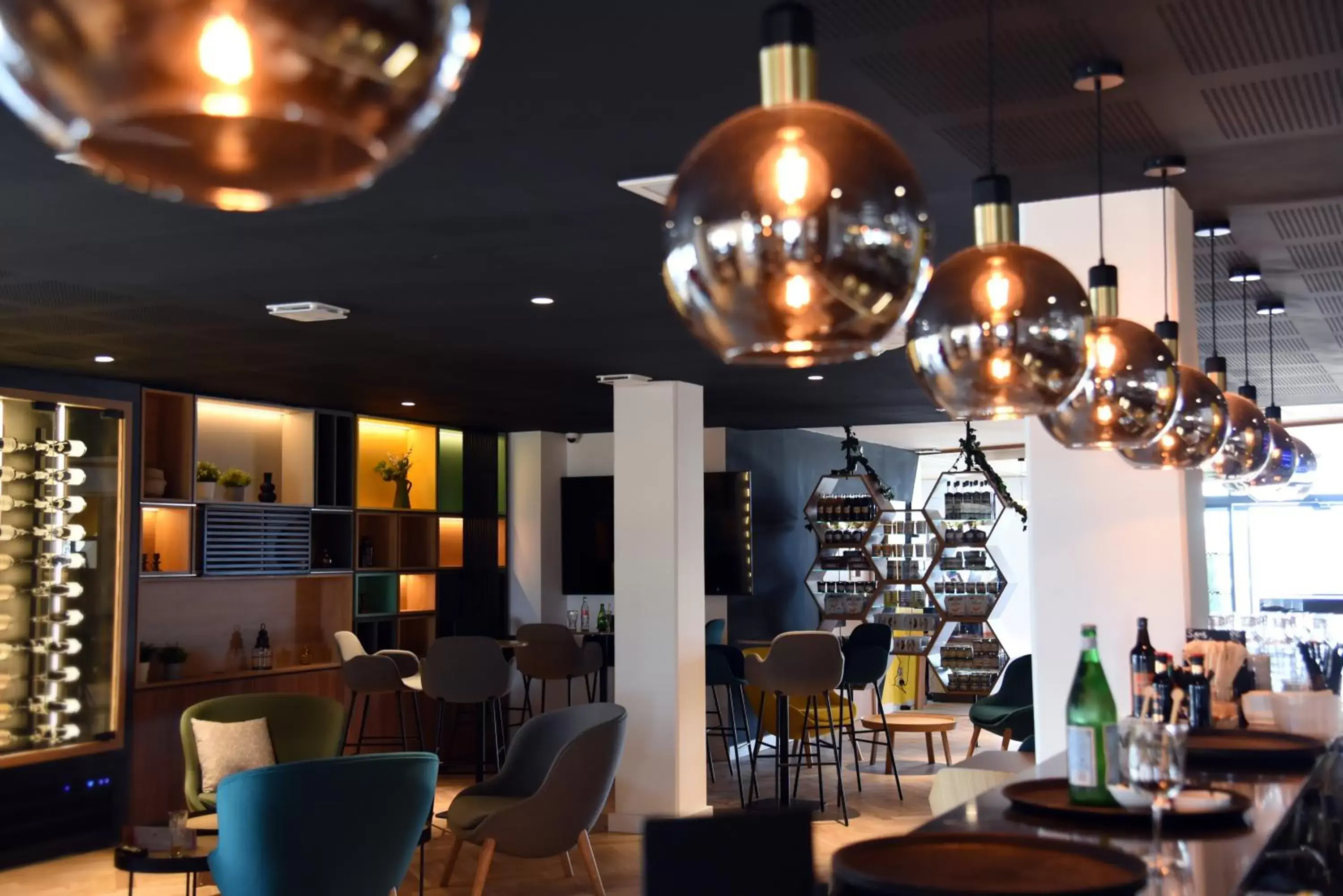 Lounge or bar, Restaurant/Places to Eat in Holiday Inn Dijon Sud - Longvic, an IHG Hotel