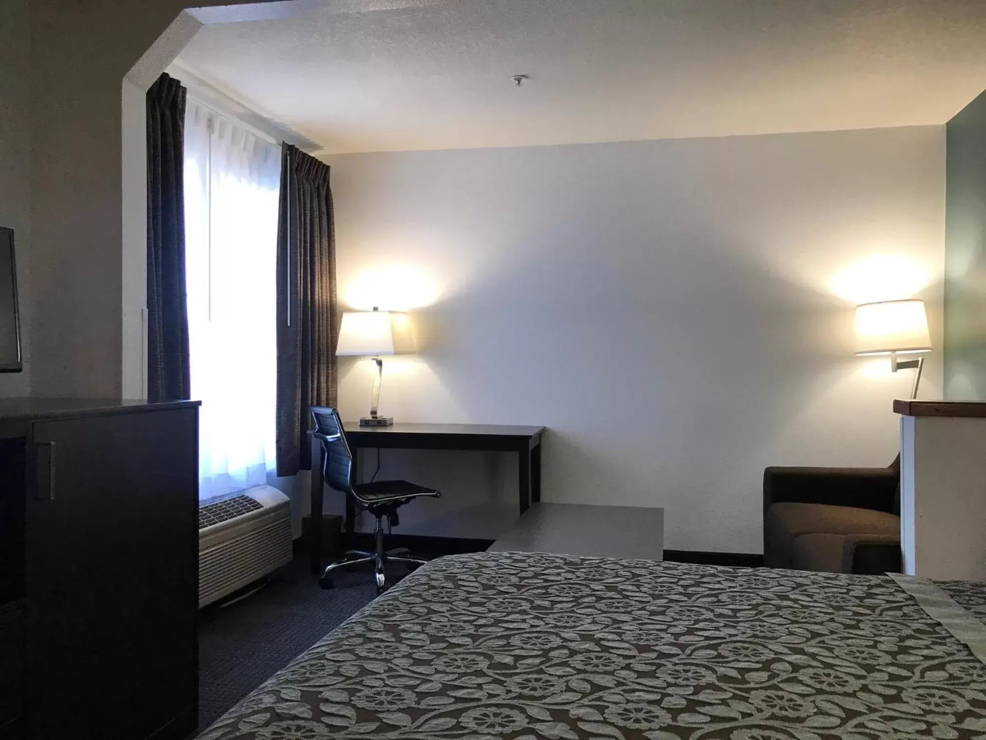 Bed in Days Inn & Suites by Wyndham Gresham