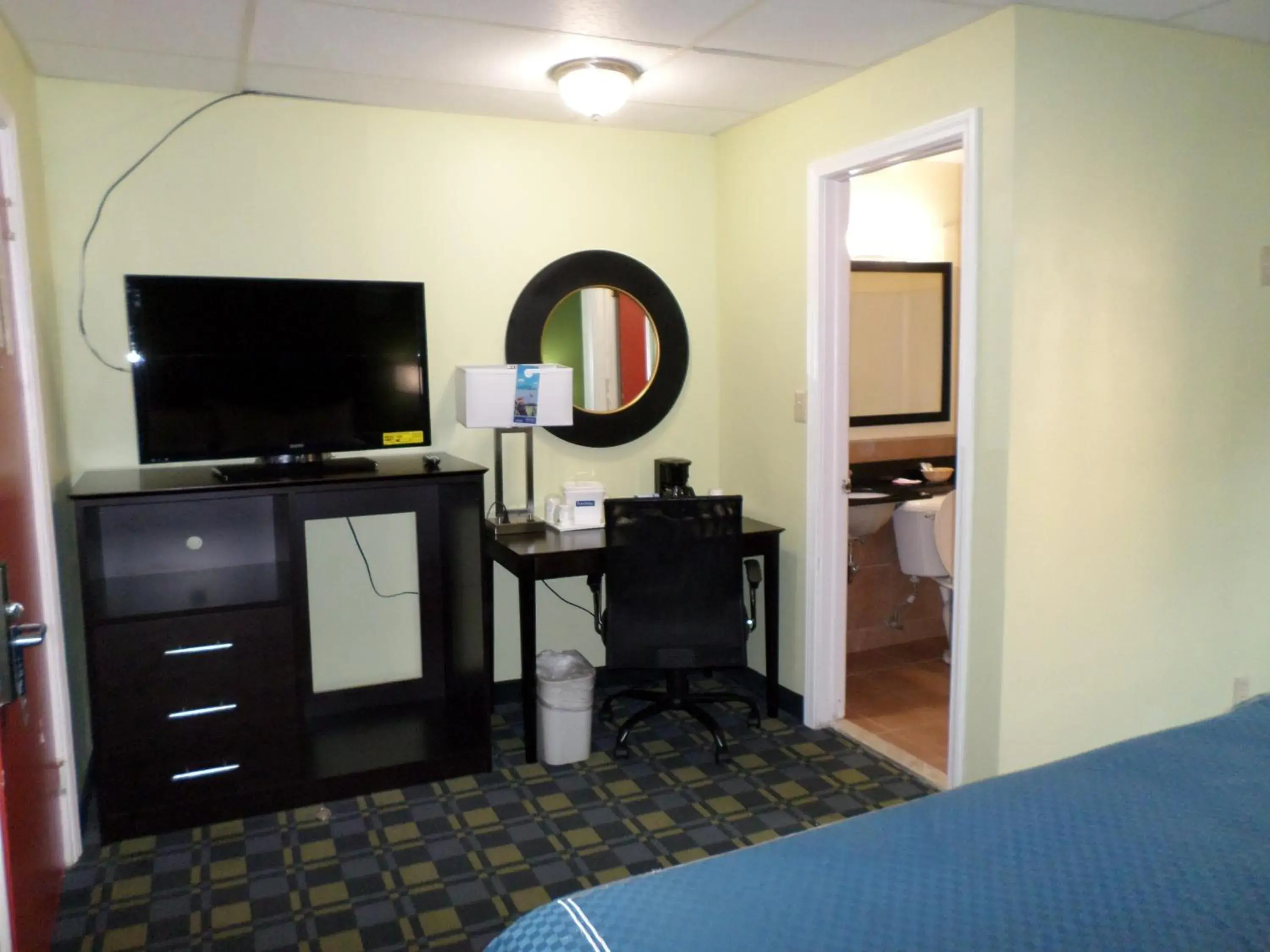 Day, TV/Entertainment Center in Travelodge by Wyndham Cleveland Lakewood